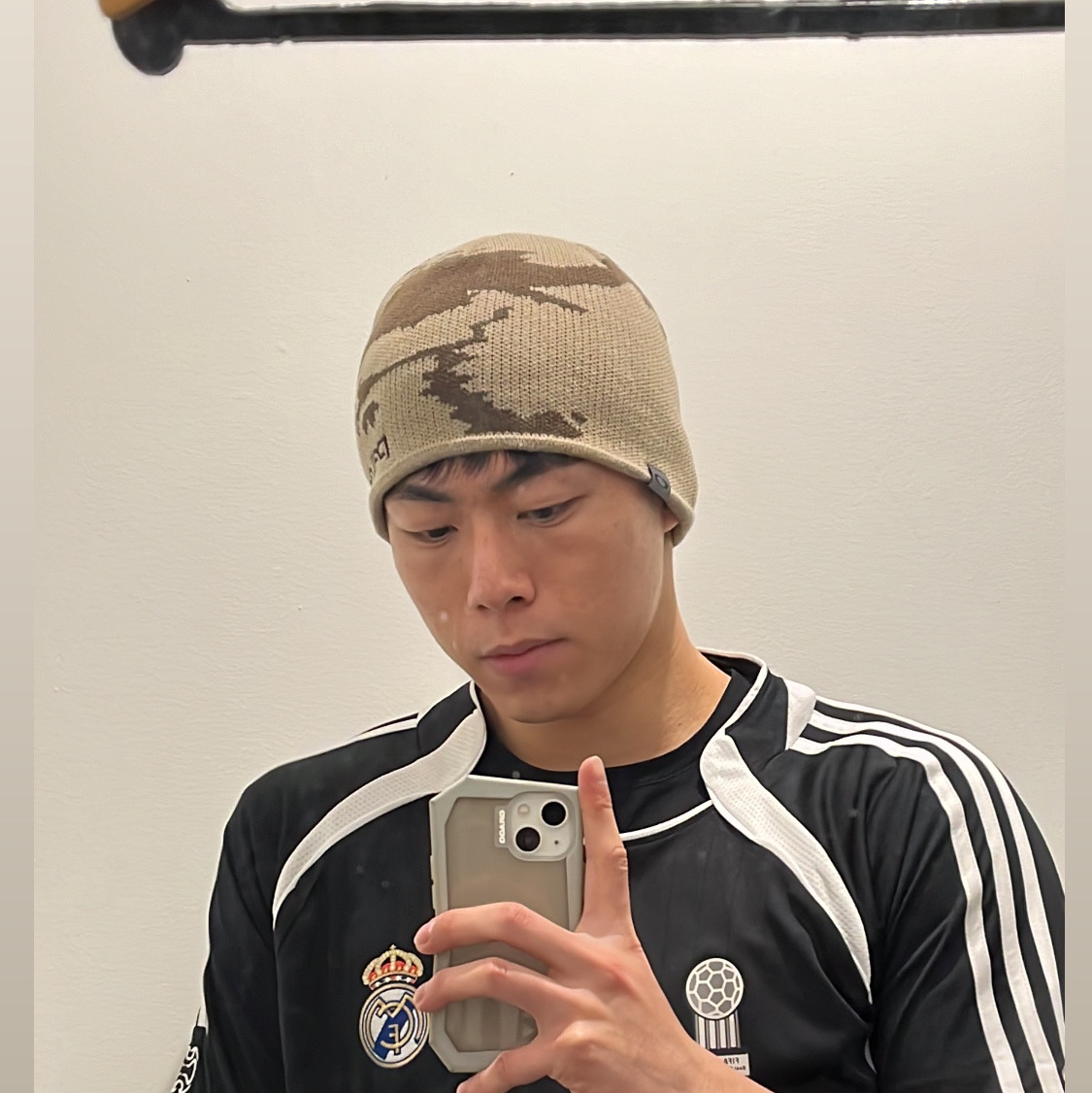 Palace x Oakley Beanie Sand Brown - 23SS 착용 스타일 - 3