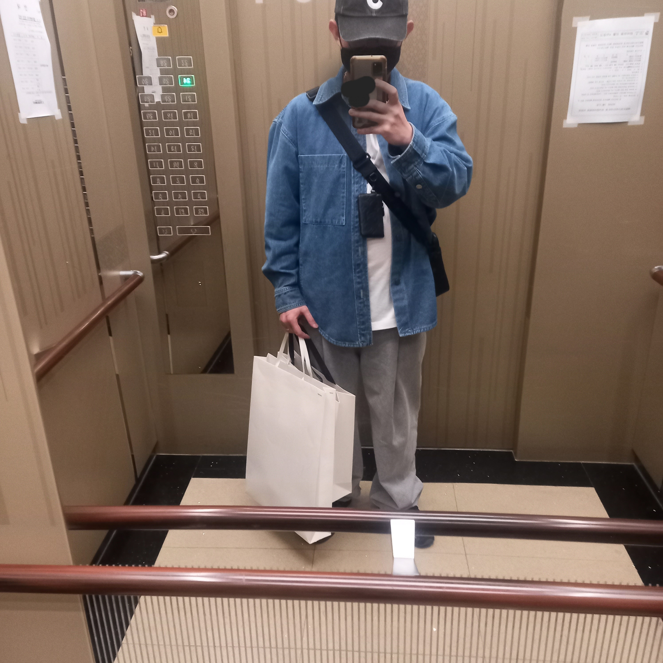 Louis Vuitton Duo Messenger Bag Black, Wooyoungmi Flower Print Denim Shirt Blue - 24SS 착용 스타일 - 3