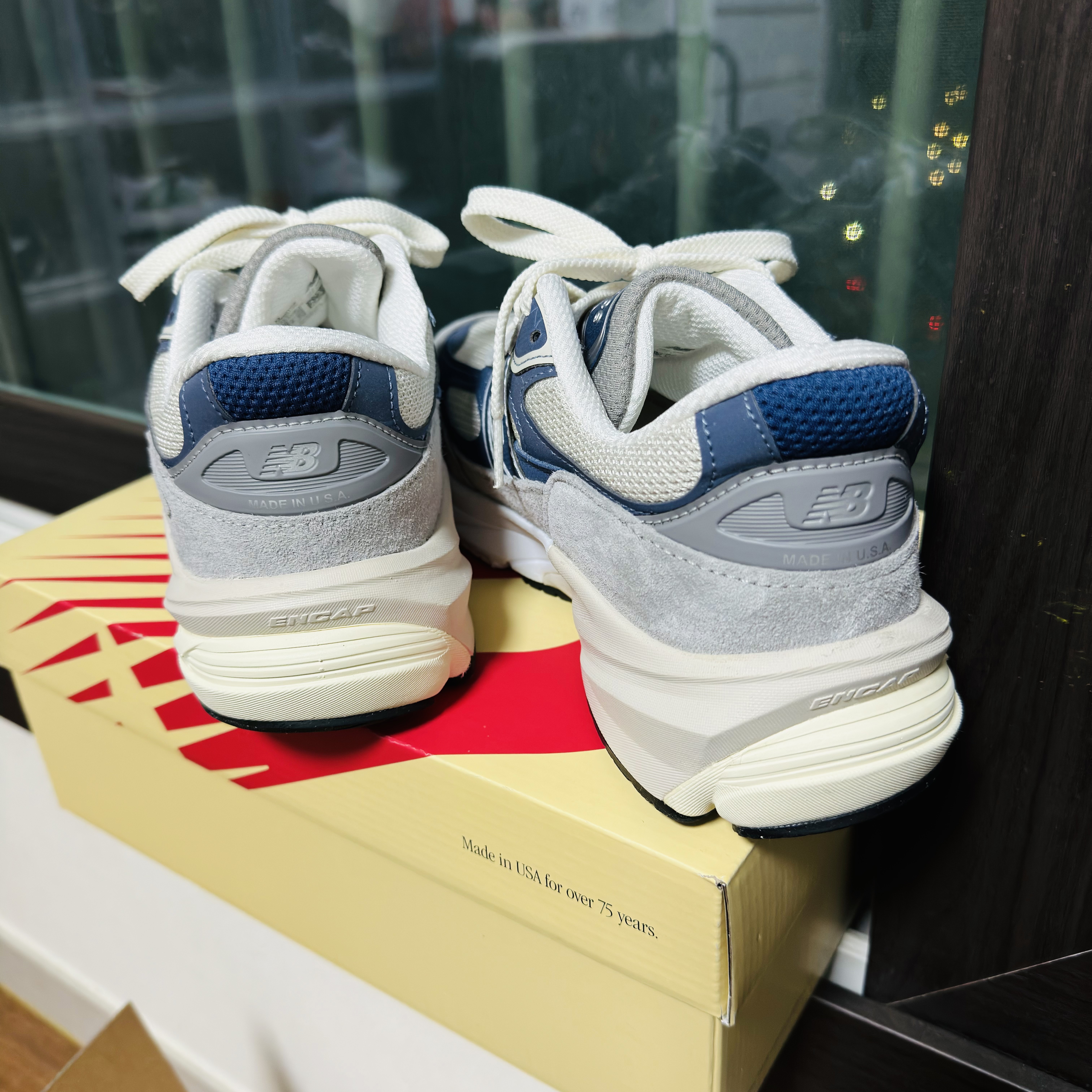 New Balance 990v6 Made in USA Gray Suede 착용 스타일 - 2