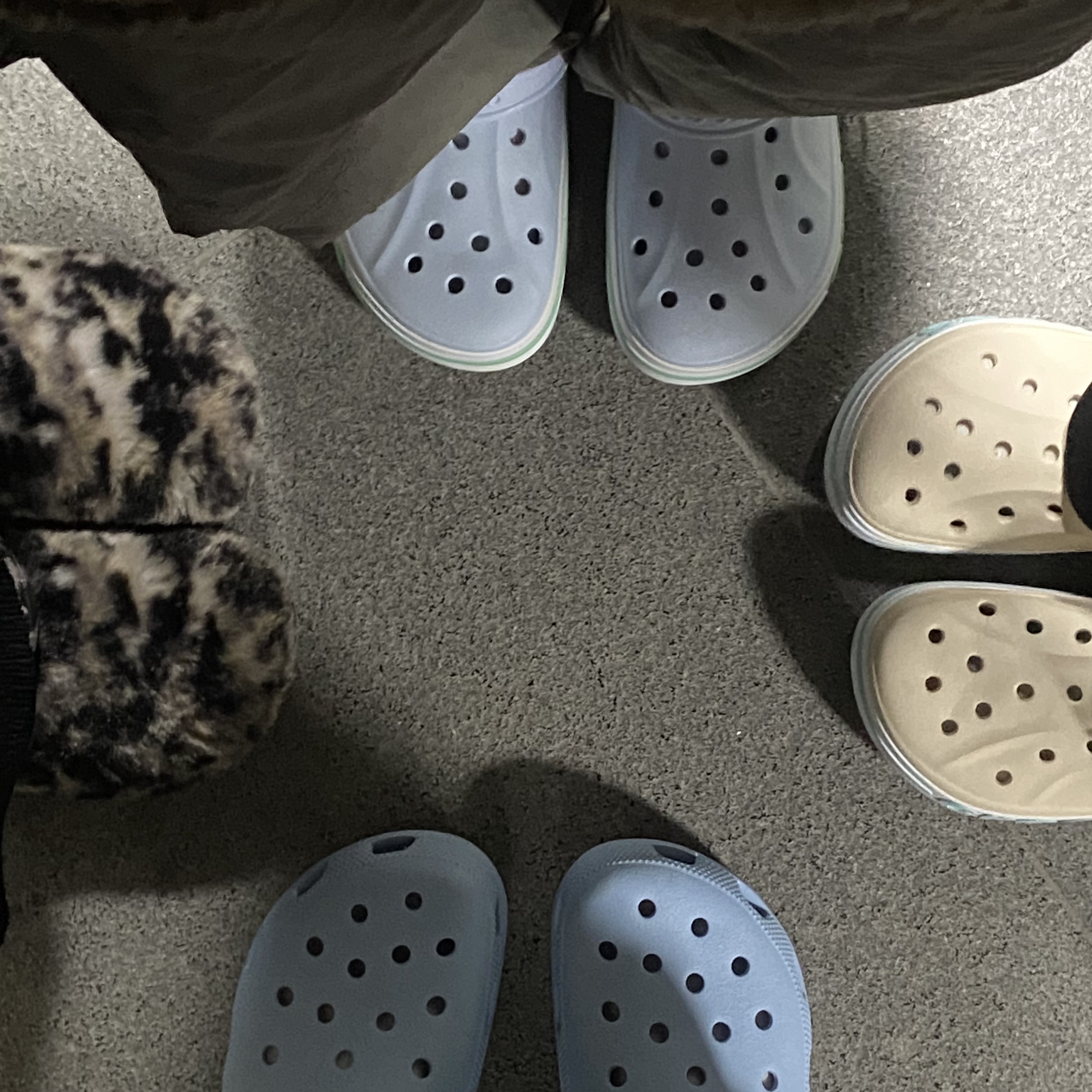 Crocs Classic Clog Blue Calcite, Crocs Bayaband Clog Winter White Multi 착용 스타일 - 2