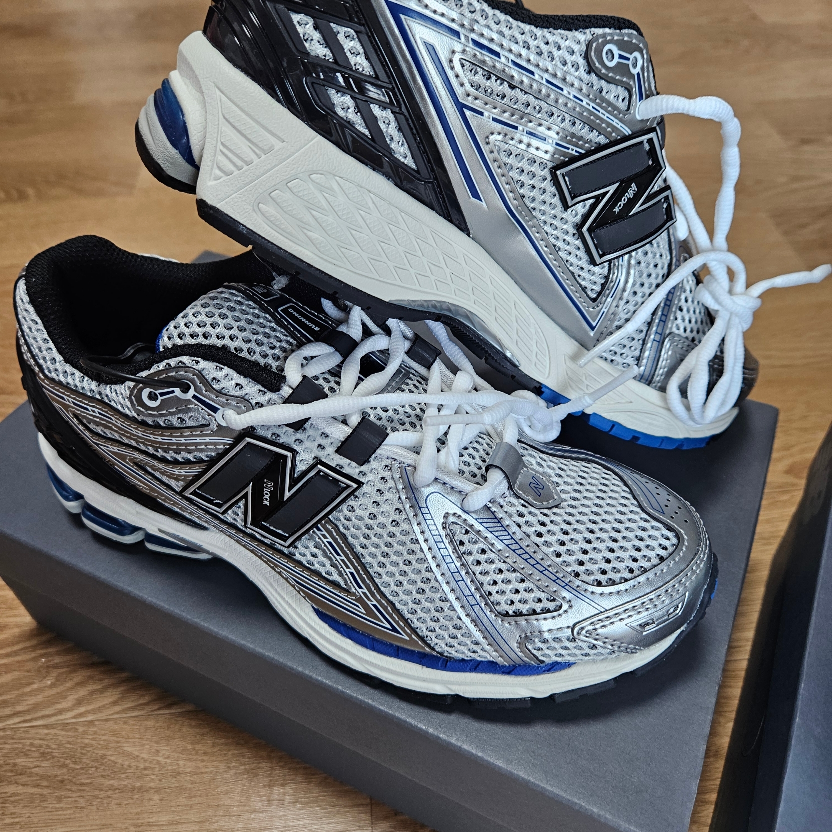 New Balance 1906R Silver Metallic 착용 스타일 - 3
