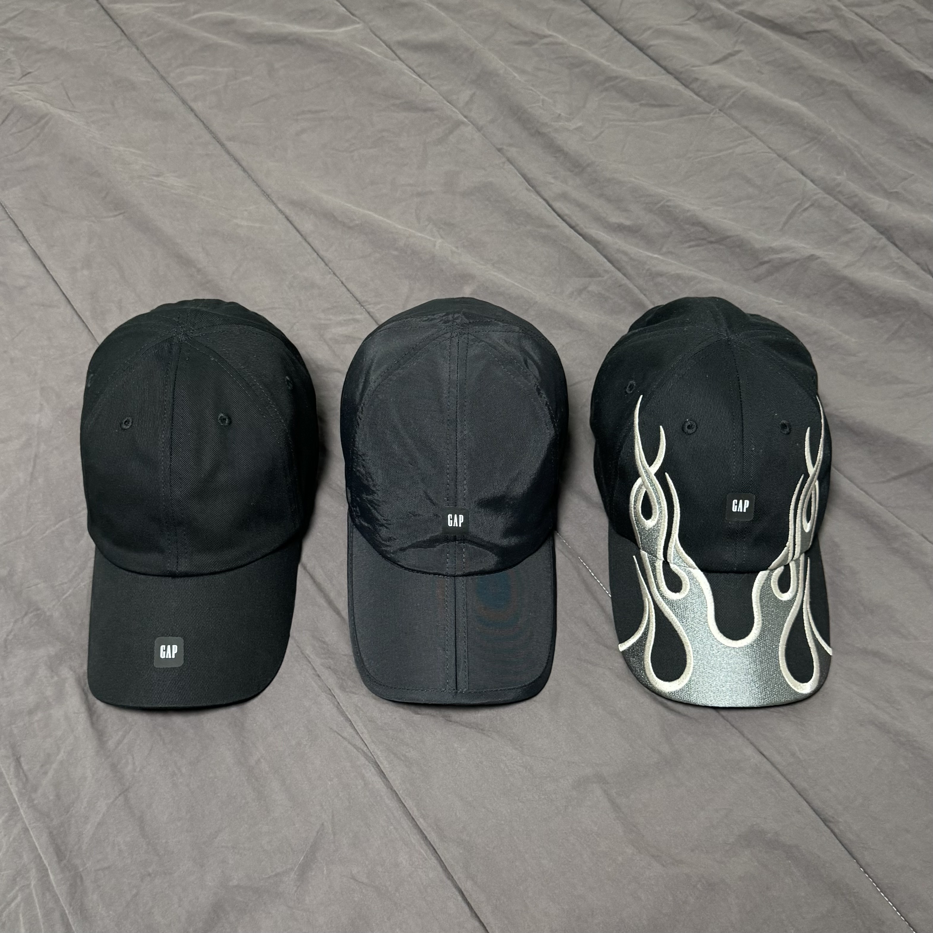 Yeezy Gap Engineered By Balenciaga Foldable Cap Black, Yeezy Gap Engineered By Balenciaga Logo Cap Black 착용 스타일 - 2