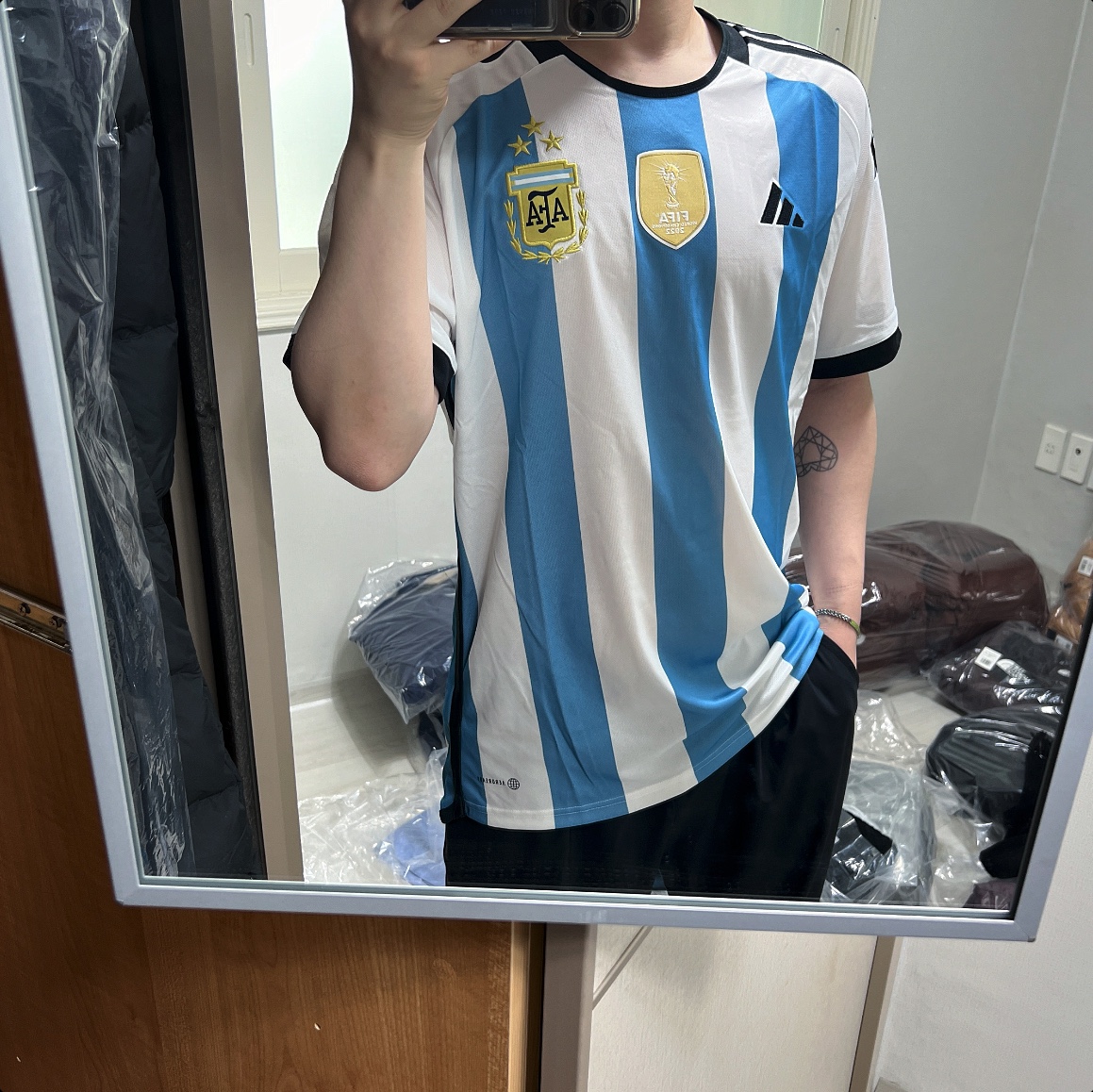 Adidas Argentina Home Jersey 2022 Winners 3-Star White Light Blue - US Sizing (Non Marking Ver.), Adidas Argentina 2024 Home Jersey White Blue Burst - US Sizing (Non Marking Ver.) 착용 스타일