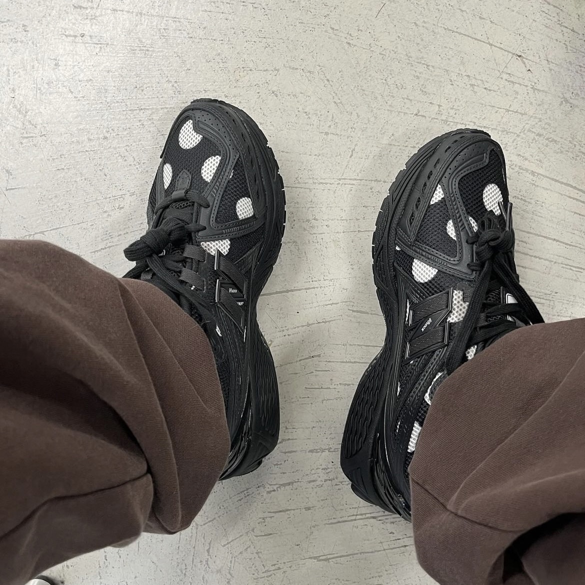 New Balance 1906R Polka Dot Black 착용 스타일