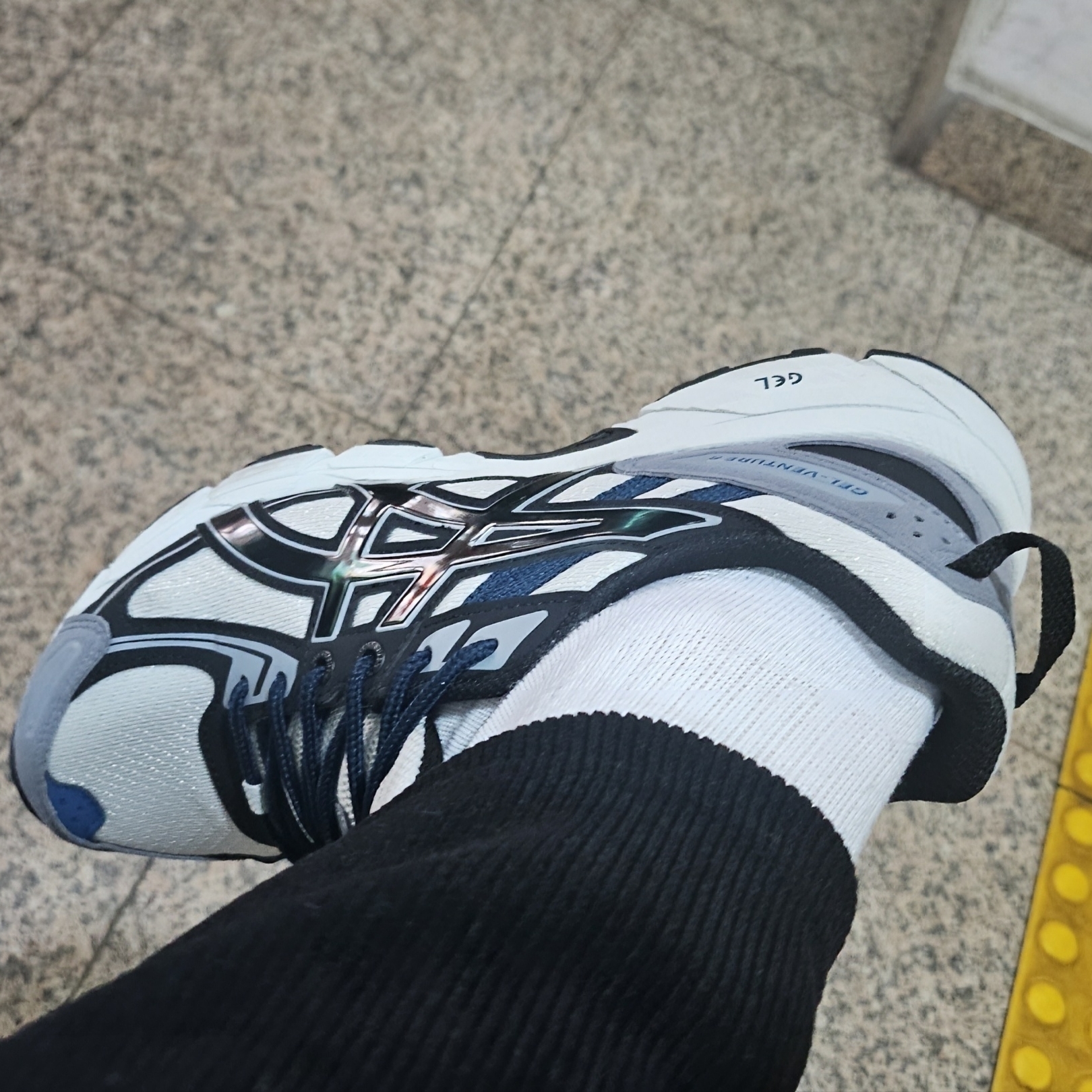 Asics Gel-Kayano 14 Cream Pure Silver, Asics Gel-Kayano Legacy White Black 착용 스타일 - 6