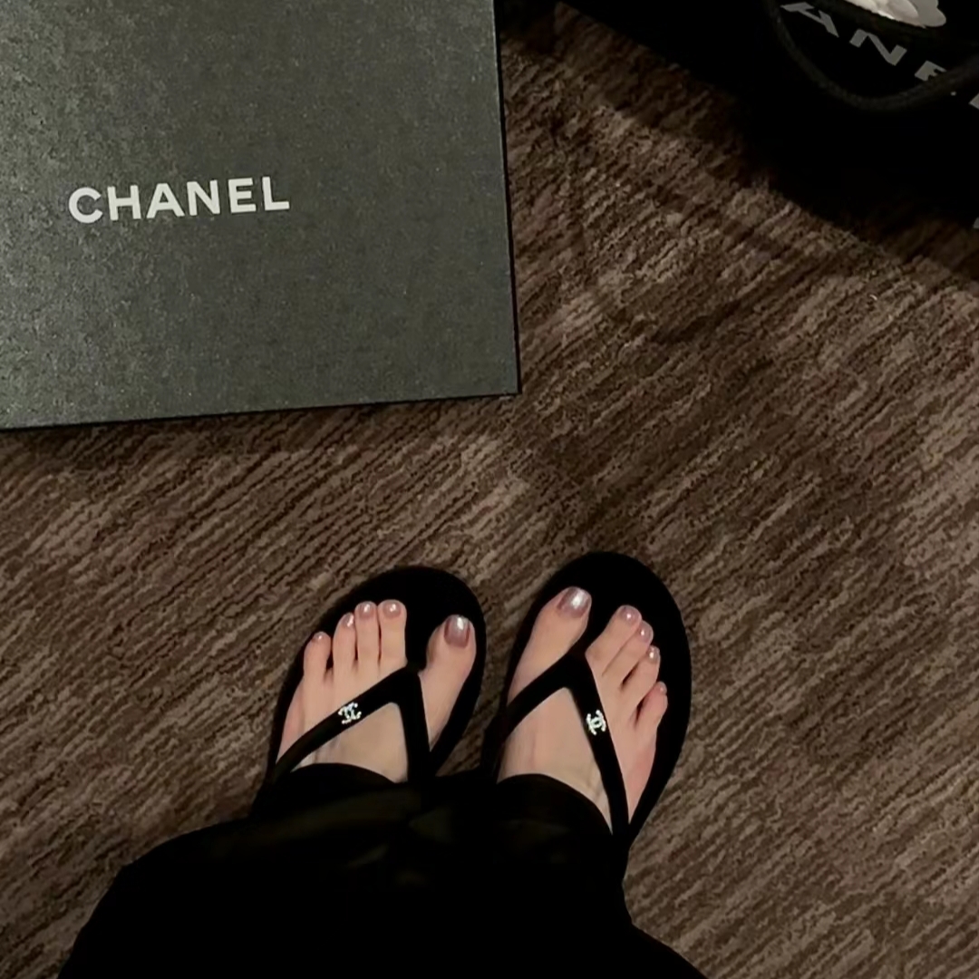 (W) Chanel Thongs Velvet & Black 착용 스타일