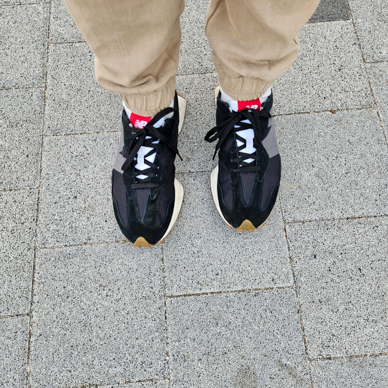 New Balance 327 Black Grey Gum 착용 스타일
