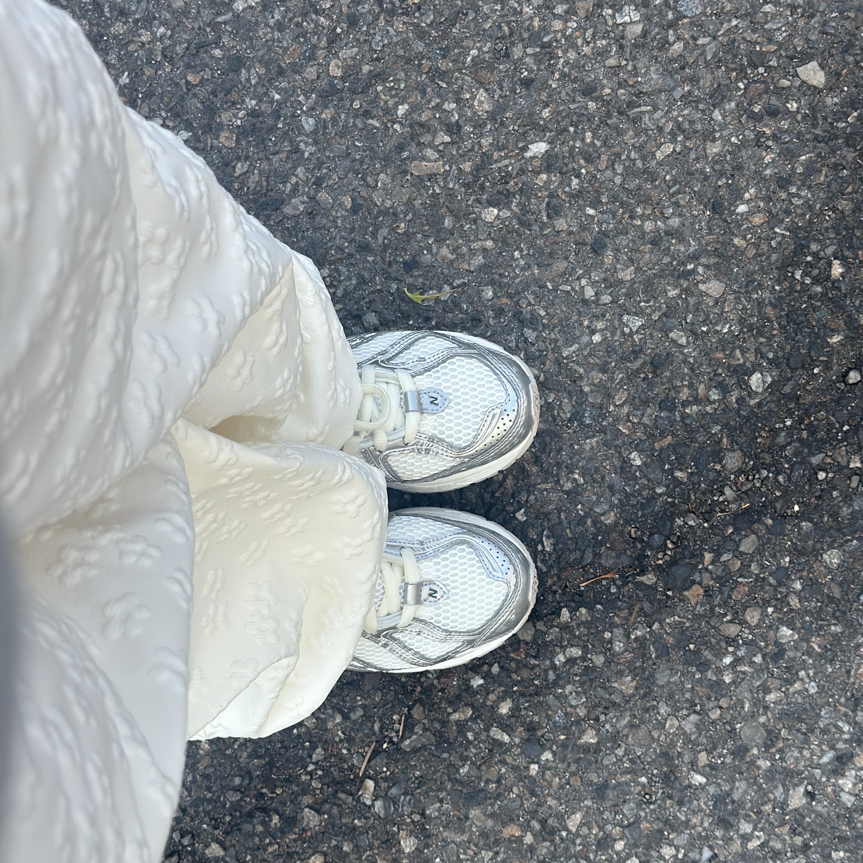 New Balance 1906R Silver Metallic Sea Salt 착용 스타일 - 1