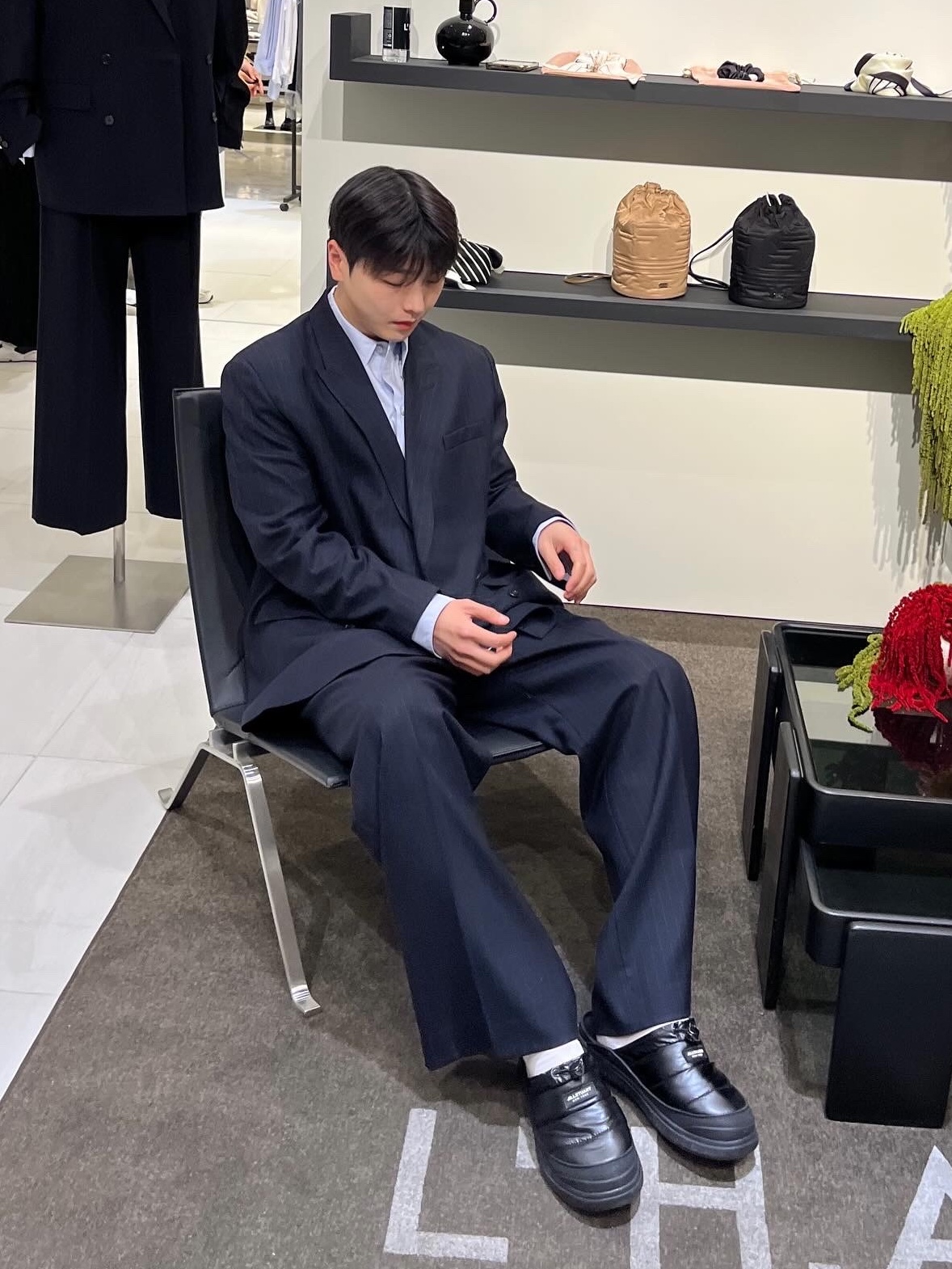 [KREAM 단독] Lhas De Base Relax-Rised Back Tap Pants R Navy Stripe, [KREAM 단독] Lhas De Base Genderless Double Breasted Mens Jacket R Navy Stripe 착용 스타일 - 1