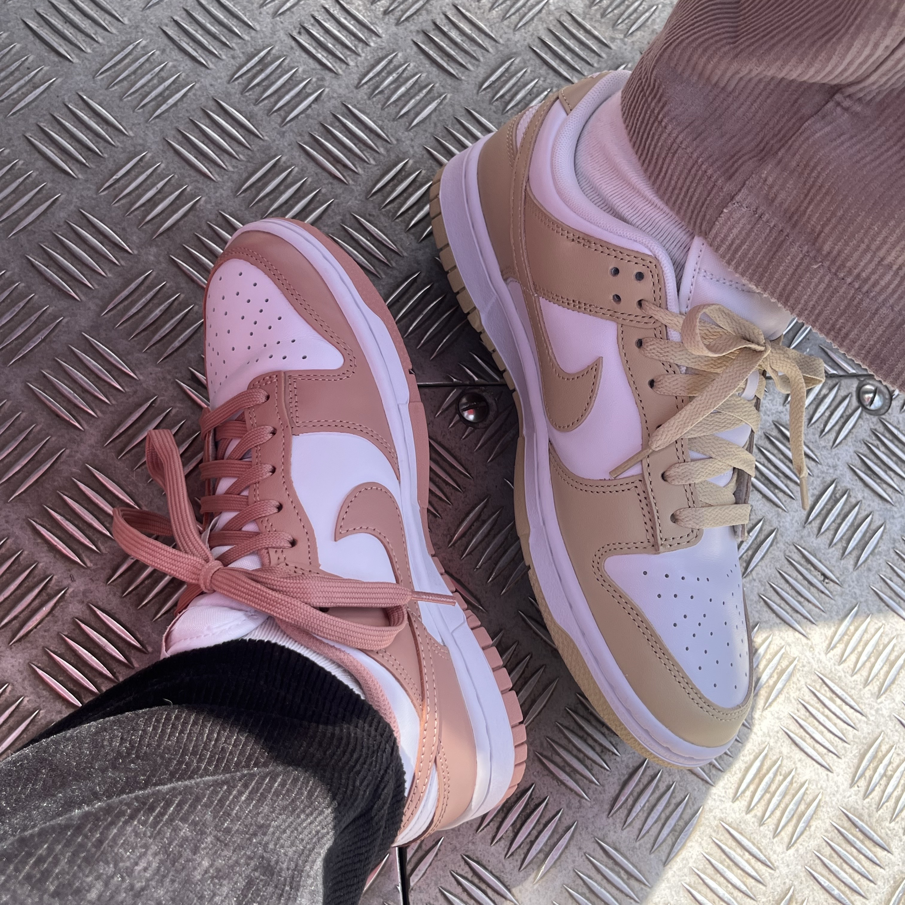 Nike Dunk Low Team Gold and White 착용 스타일
