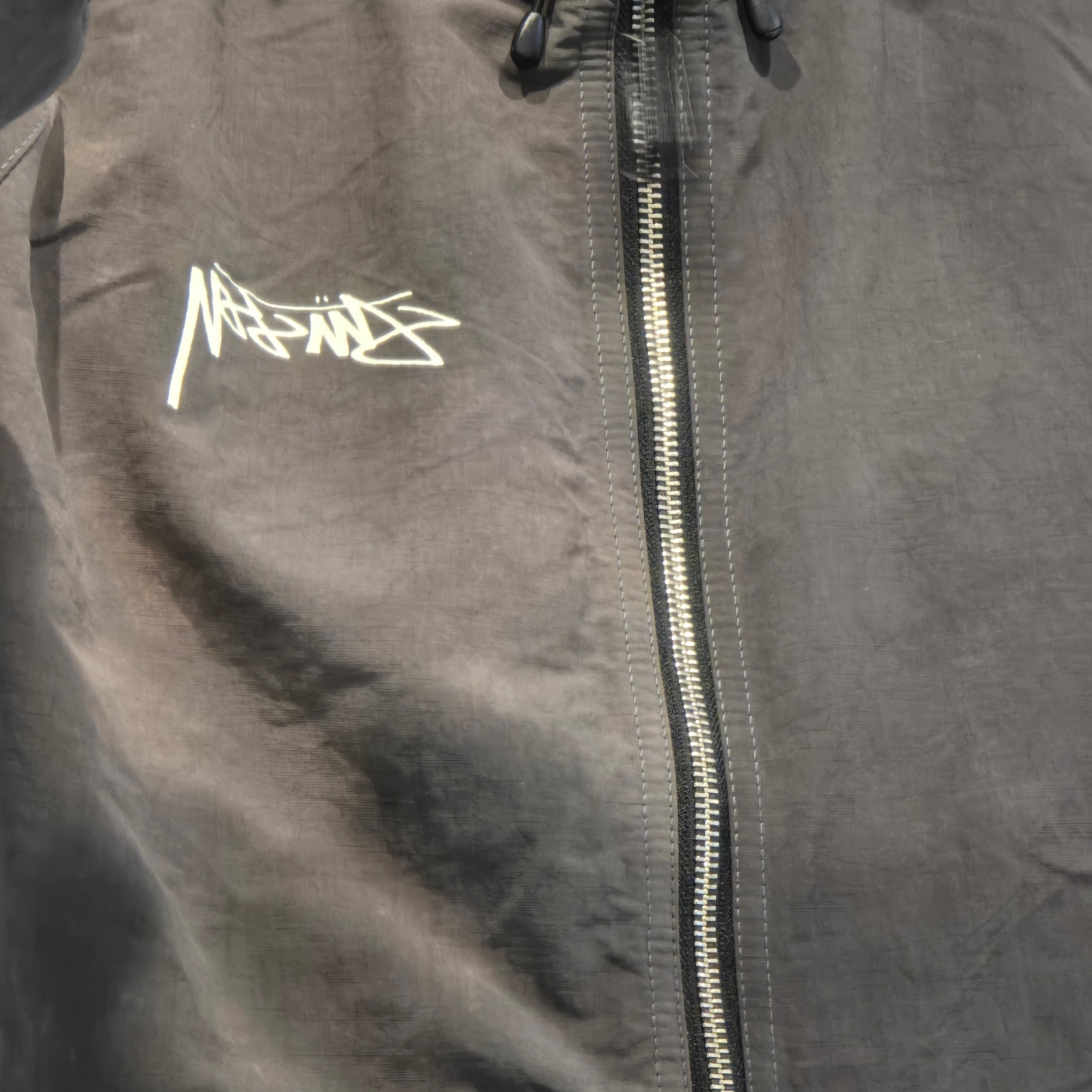 Stussy Wave Dye Beach Shell Jacket Black 착용 스타일 - 2