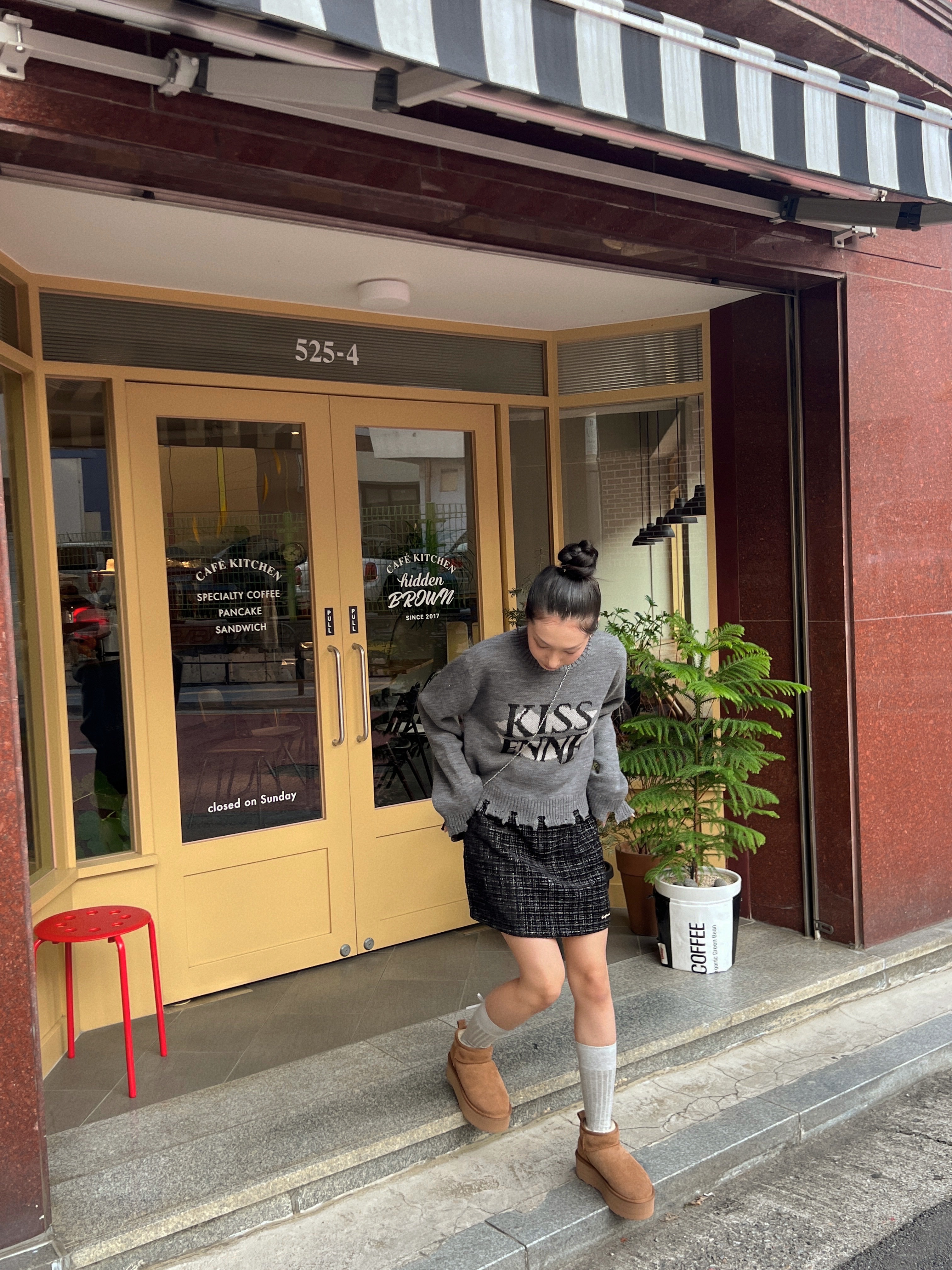 (W) UGG Classic Ultra Mini Platform Boots Chestnut 착용 스타일 - 4