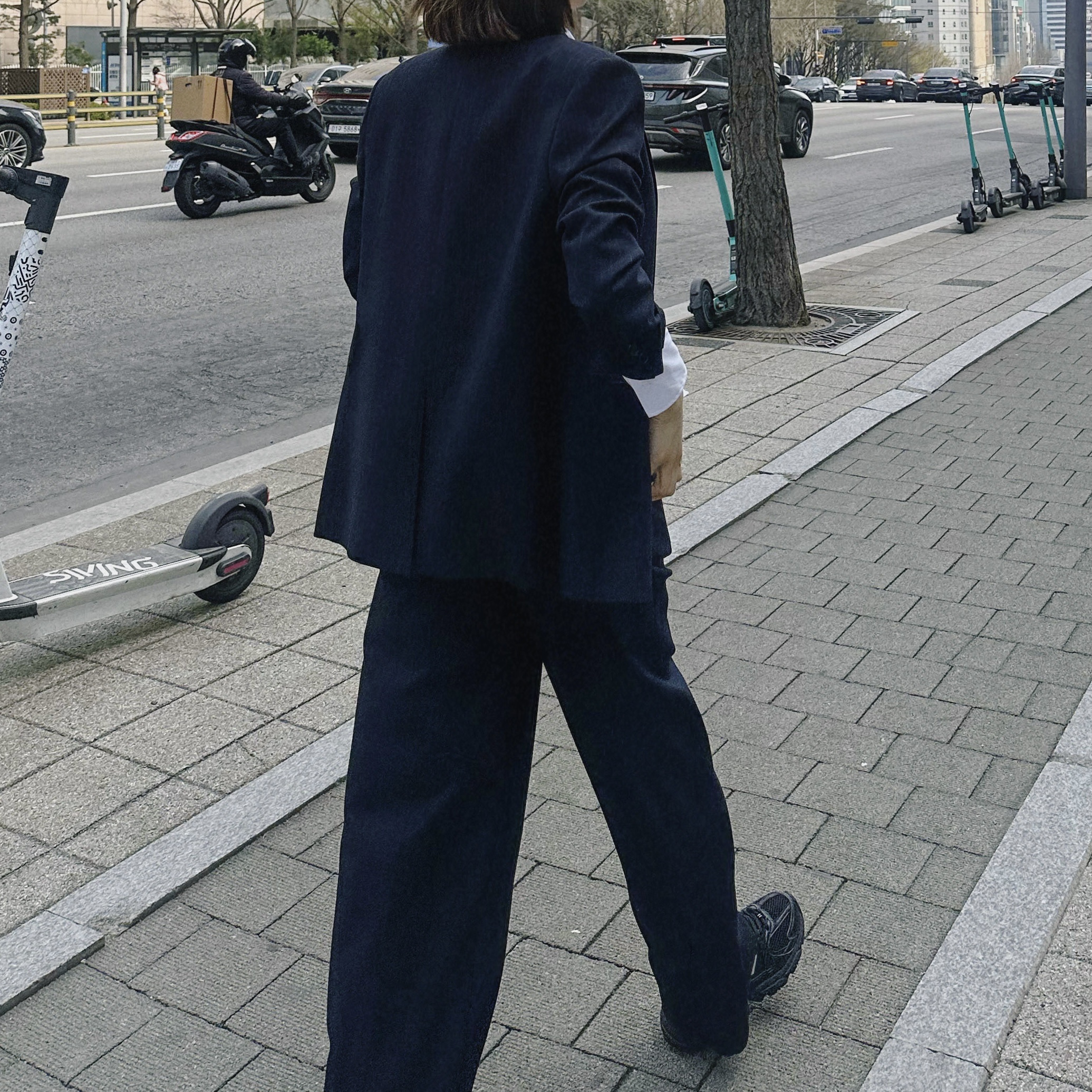 [KREAM 단독] Lhas De Base Genderless Double Breasted Mens Jacket R Navy Stripe, [KREAM 단독] Lhas De Base Relax-Rised Back Tap Pants R Navy Stripe 착용 스타일 - 3