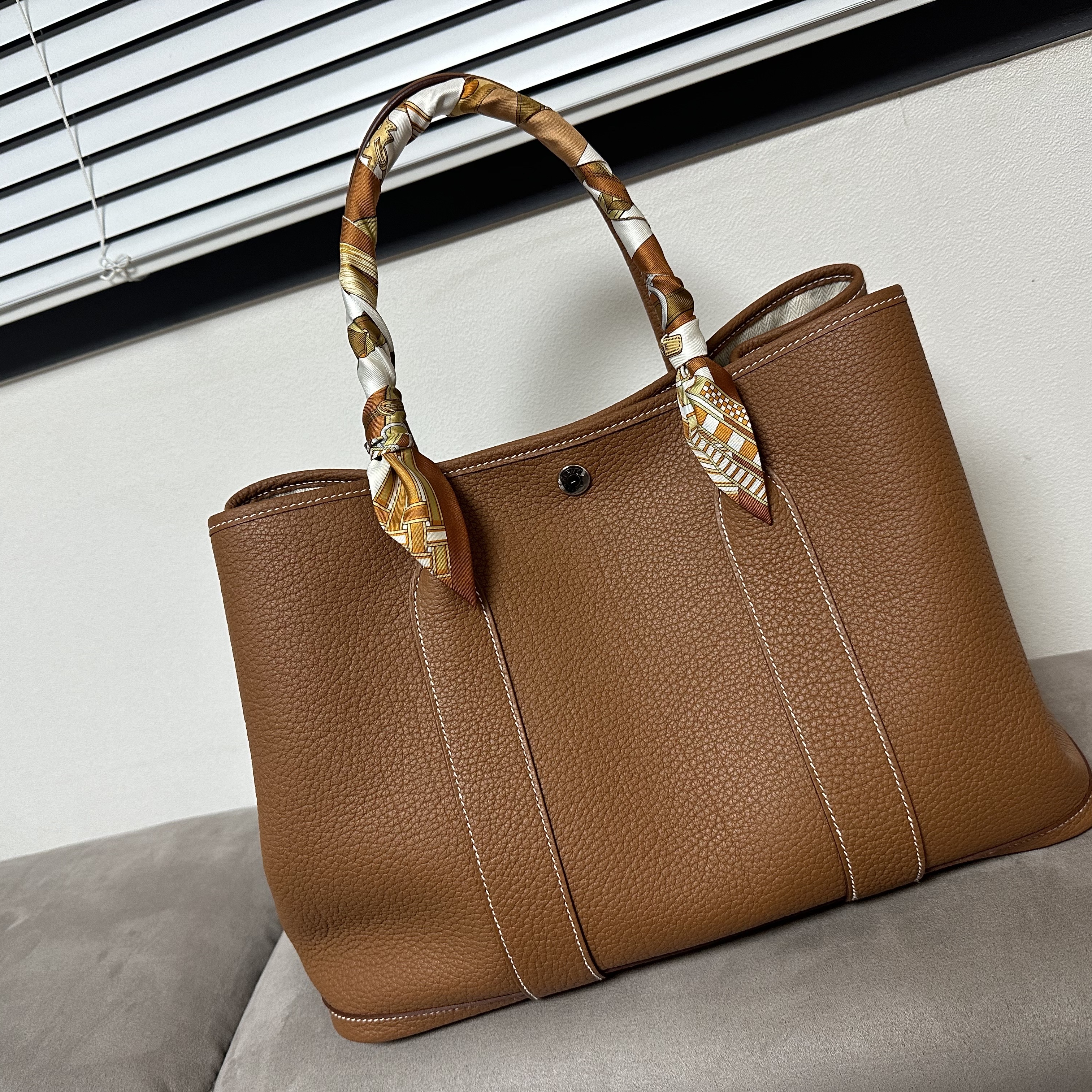(W) Hermes Brides et Gris-Gris Twilly Caramel Blanc Bronze 착용 스타일
