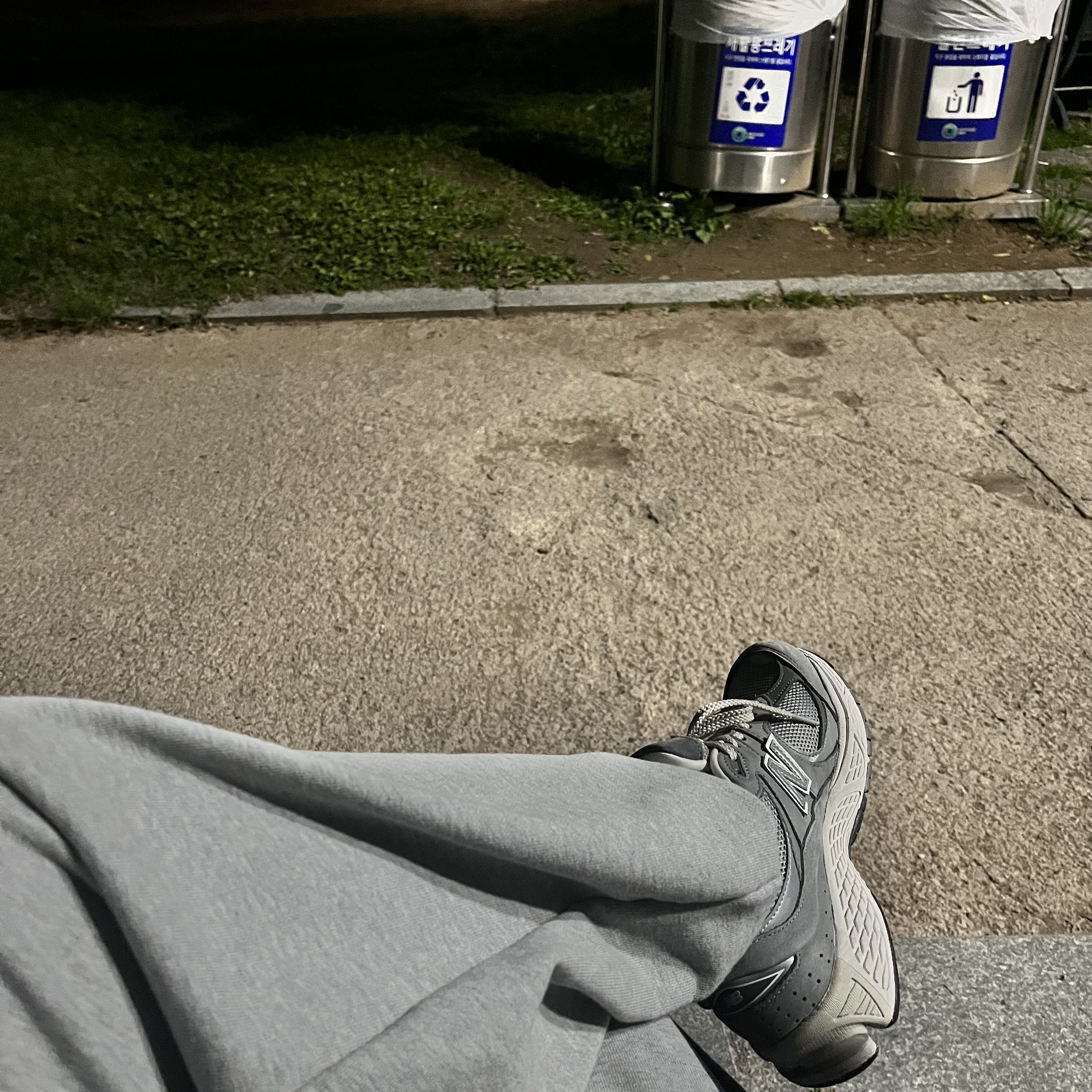 New Balance 2002R Premium Vintage Grey 착용 스타일 - 2