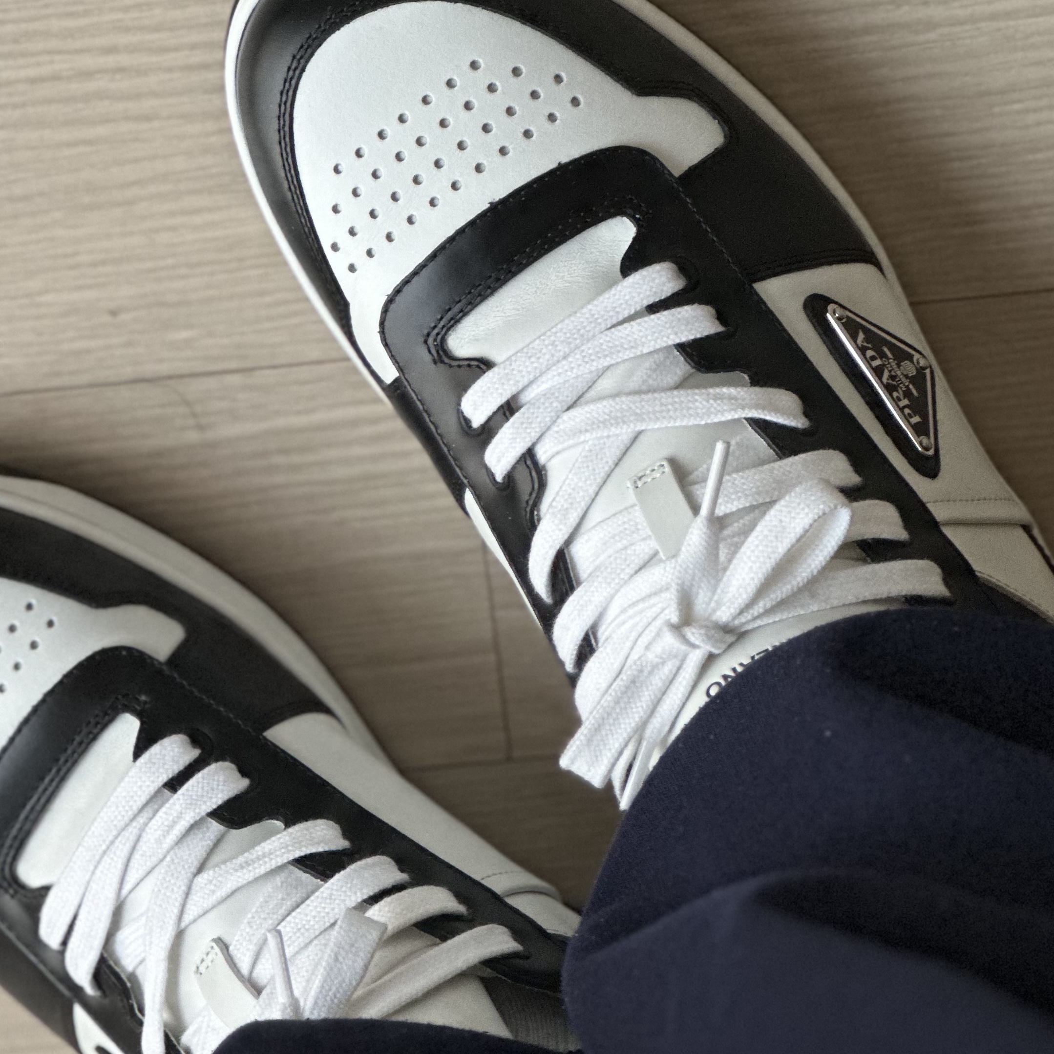 Prada Downtown Leather Sneakers White Black 착용 스타일 - 3