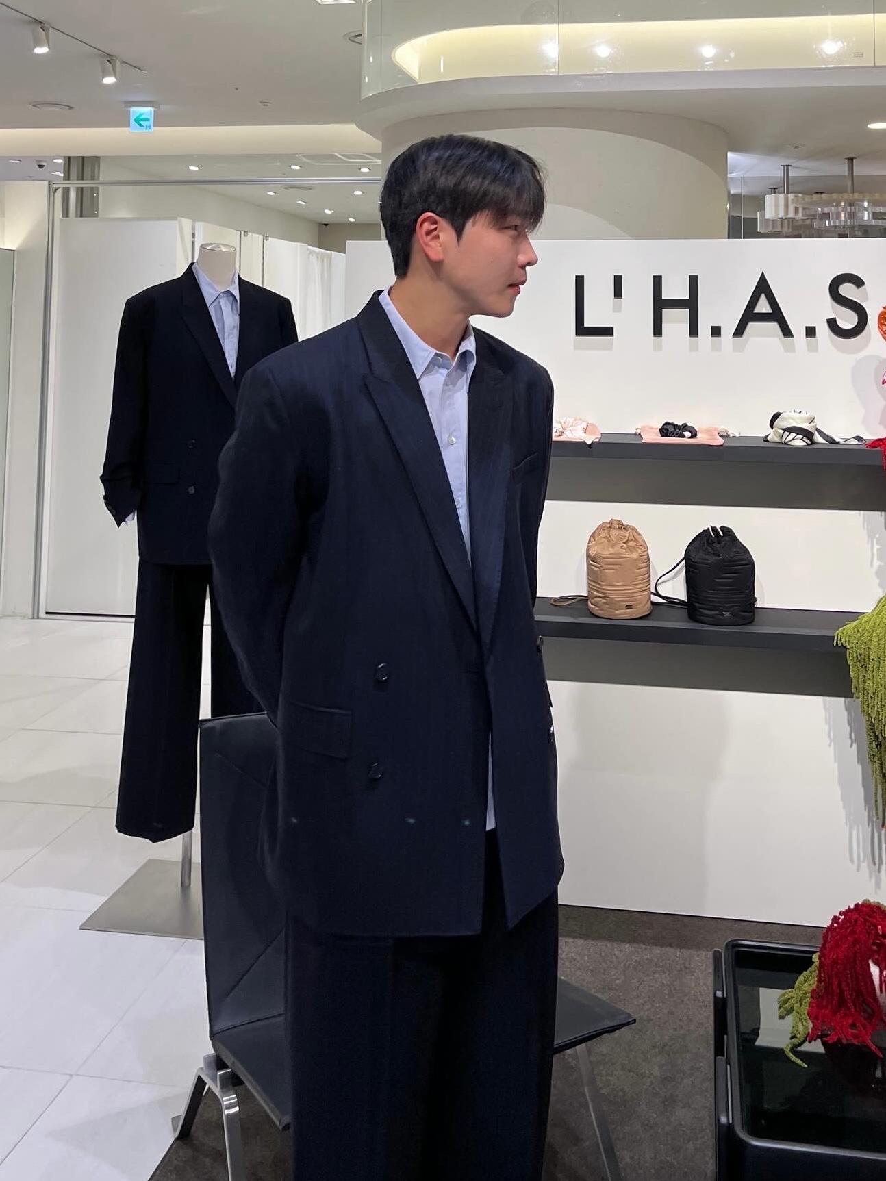 [KREAM 단독] Lhas De Base Relax-Rised Back Tap Pants R Navy Stripe, [KREAM 단독] Lhas De Base Genderless Double Breasted Mens Jacket R Navy Stripe 착용 스타일 - 2