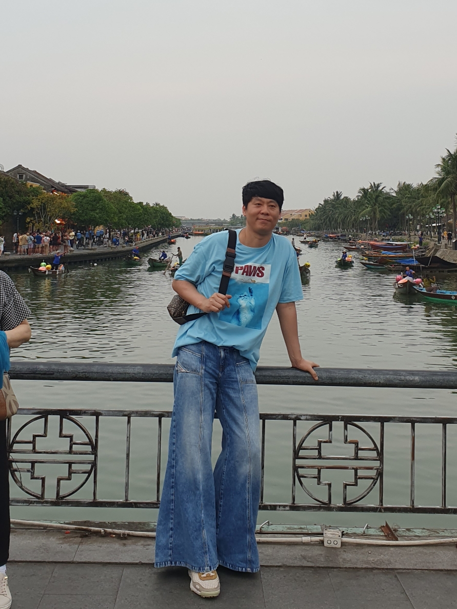 (W) Diesel D-Akii Bootcut And Flare Jeans Medium blue, (W) Diesel Bootcut and Flare Jeans D-Akii Light Blue 착용 스타일 - 1