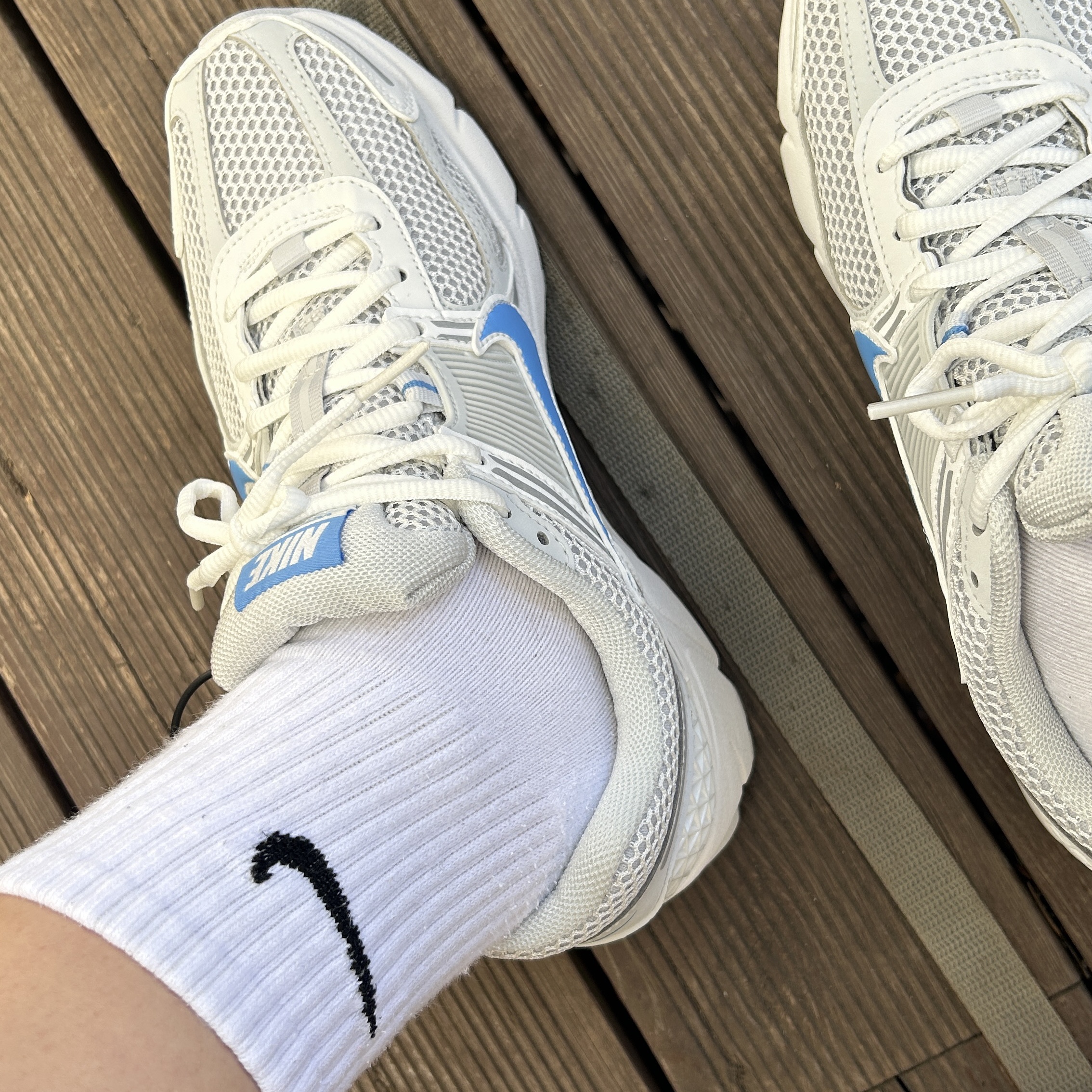Nike Zoom Vomero 5 Photon Dust and University Blue 착용 스타일
