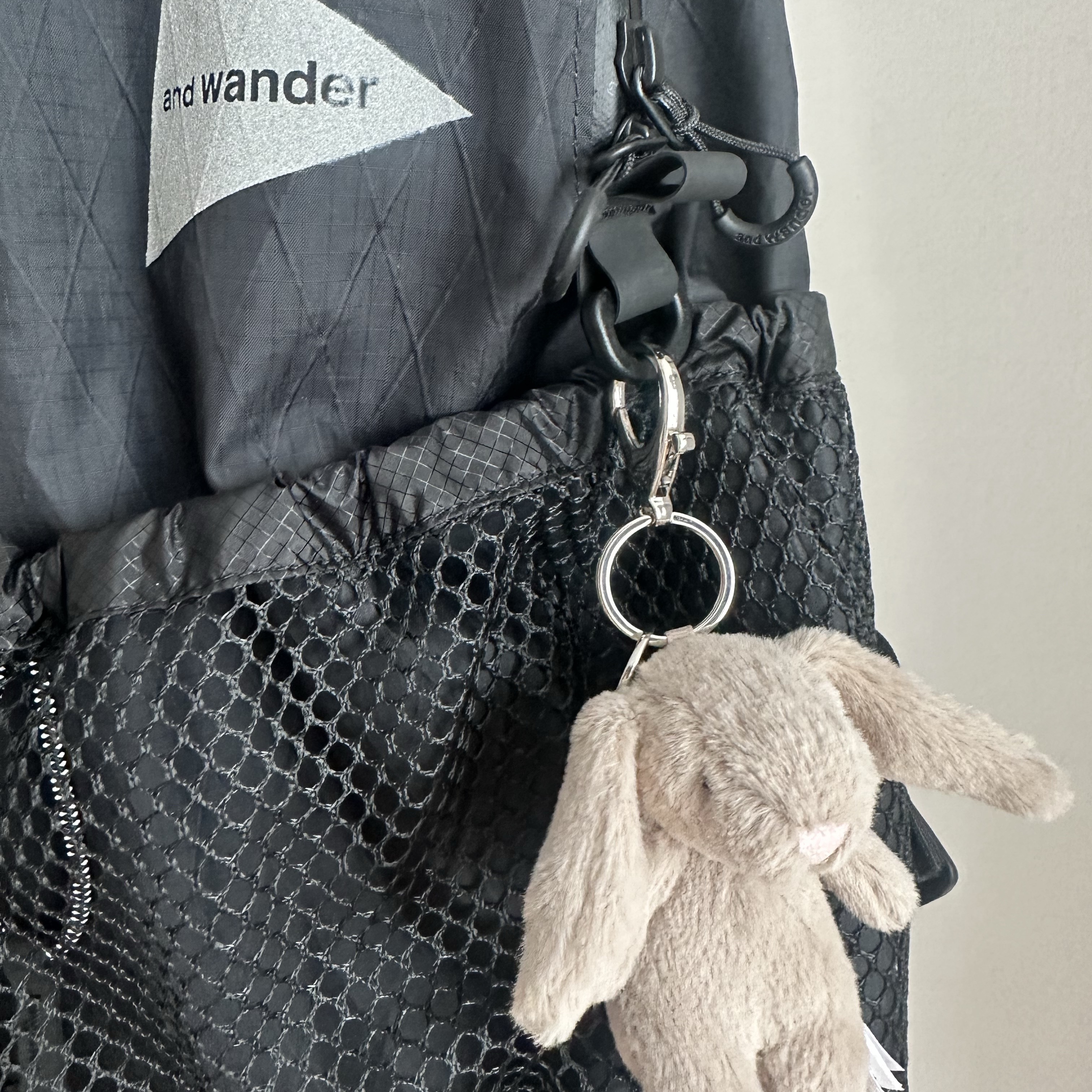 Jellycat Bashful Bunny Bag Charm Beige 착용 스타일