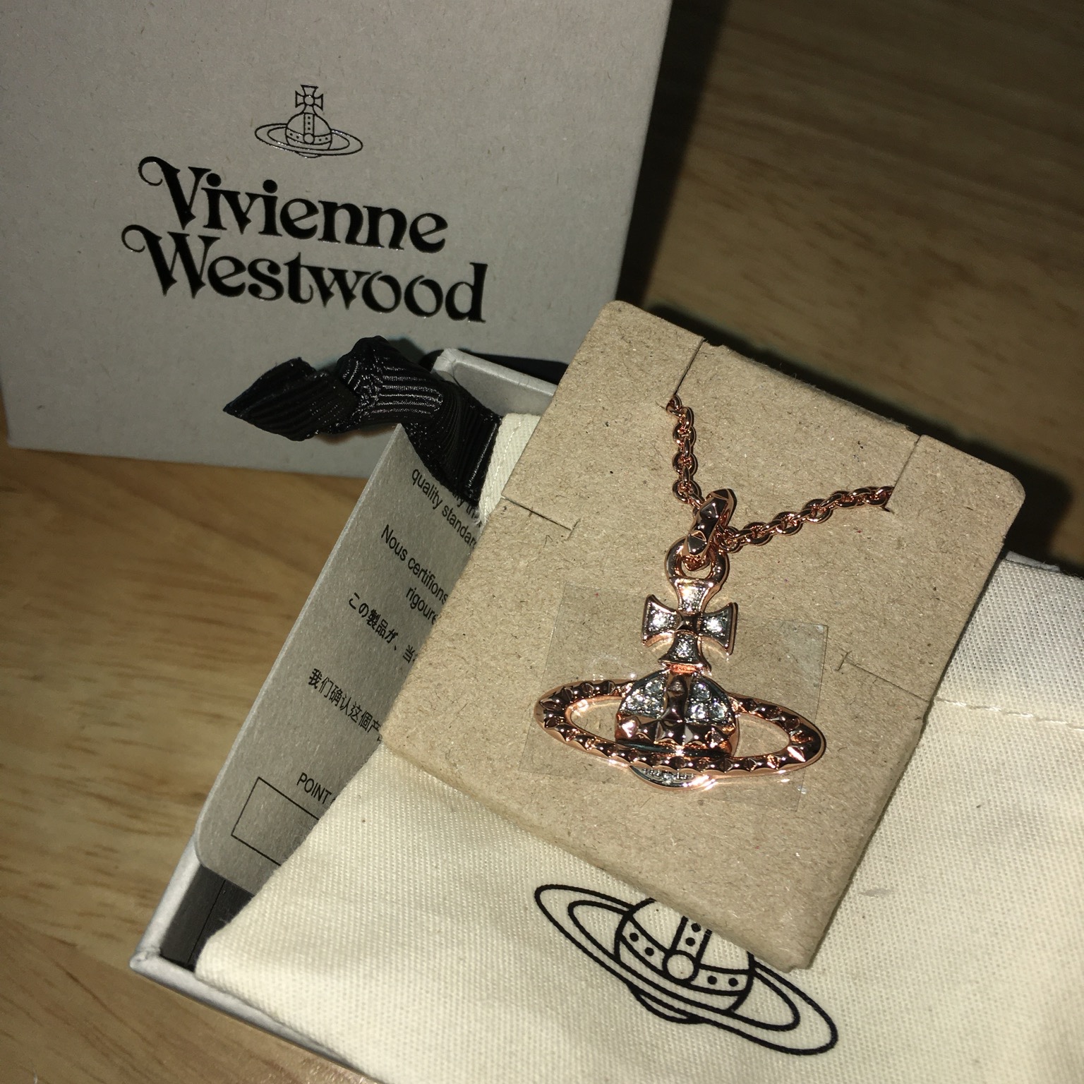 Vivienne Westwood Mayfair Bas Relief Pendant Pink Gold 착용 스타일