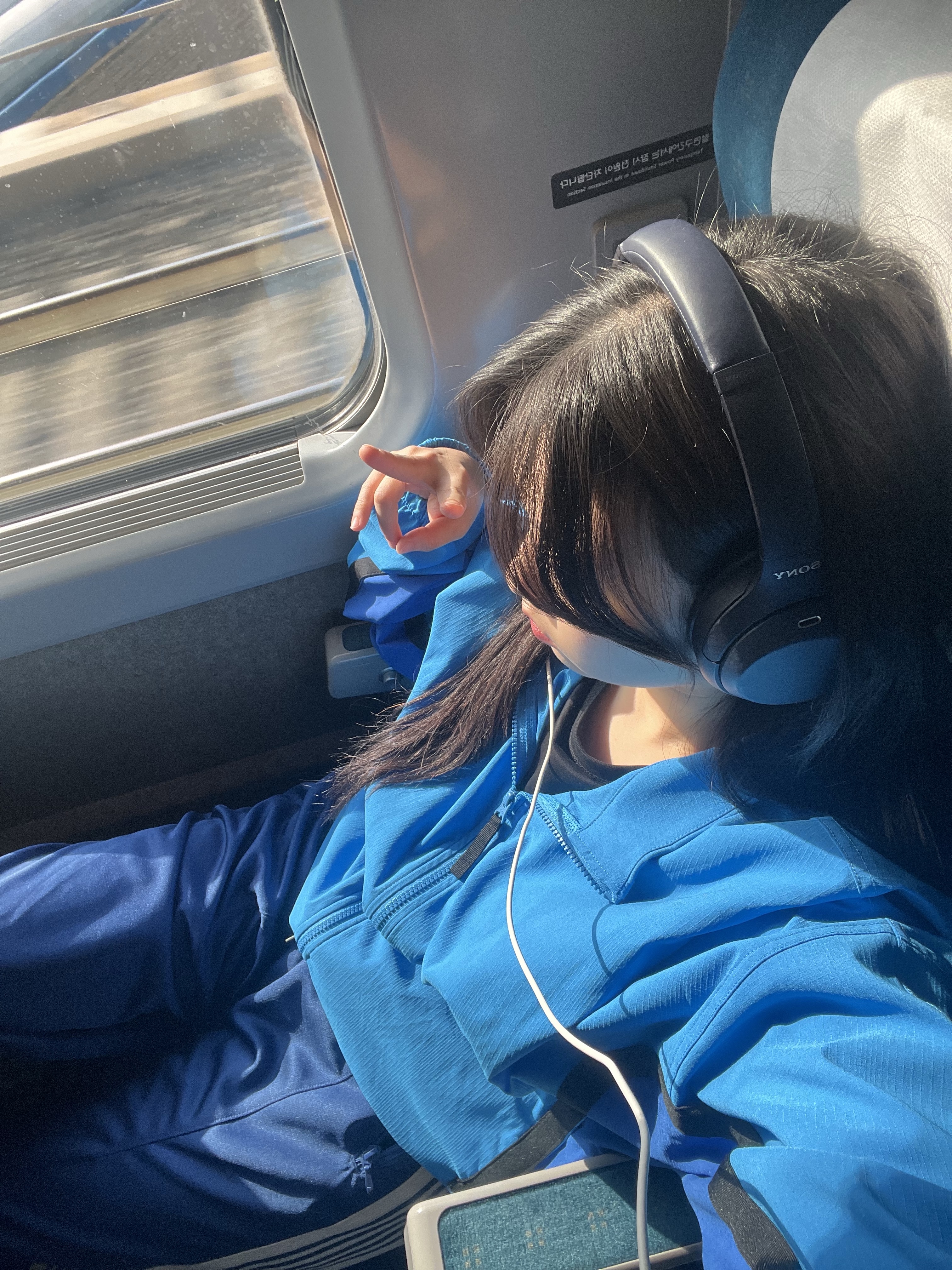 Sony WH-1000XM4 Midnight Blue (Korean Ver.), Needles H.D. Track Pants Poly Smooth Royal 착용 스타일 - 2