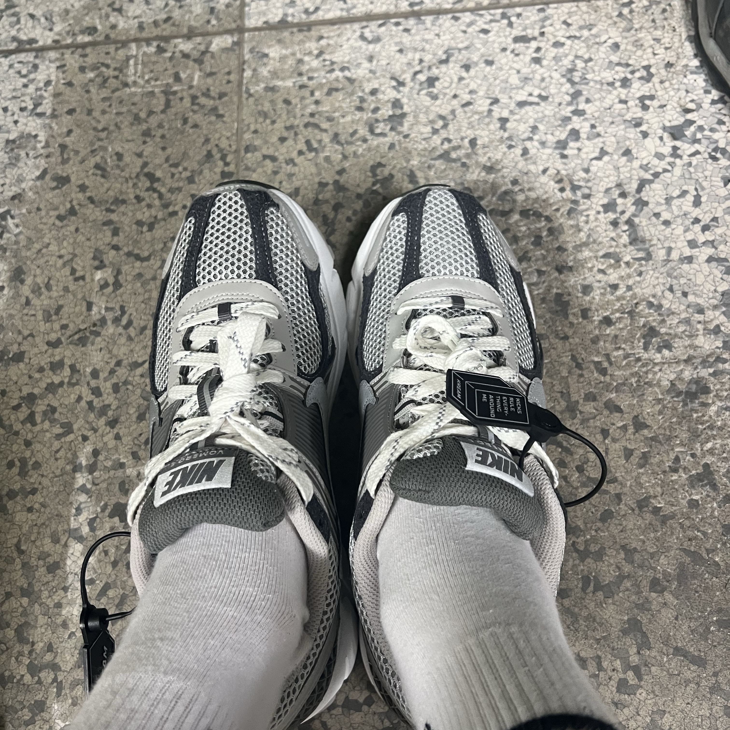 Nike Zoom Vomero 5 PRM Light Iron Ore and Flat Fewter 착용 스타일