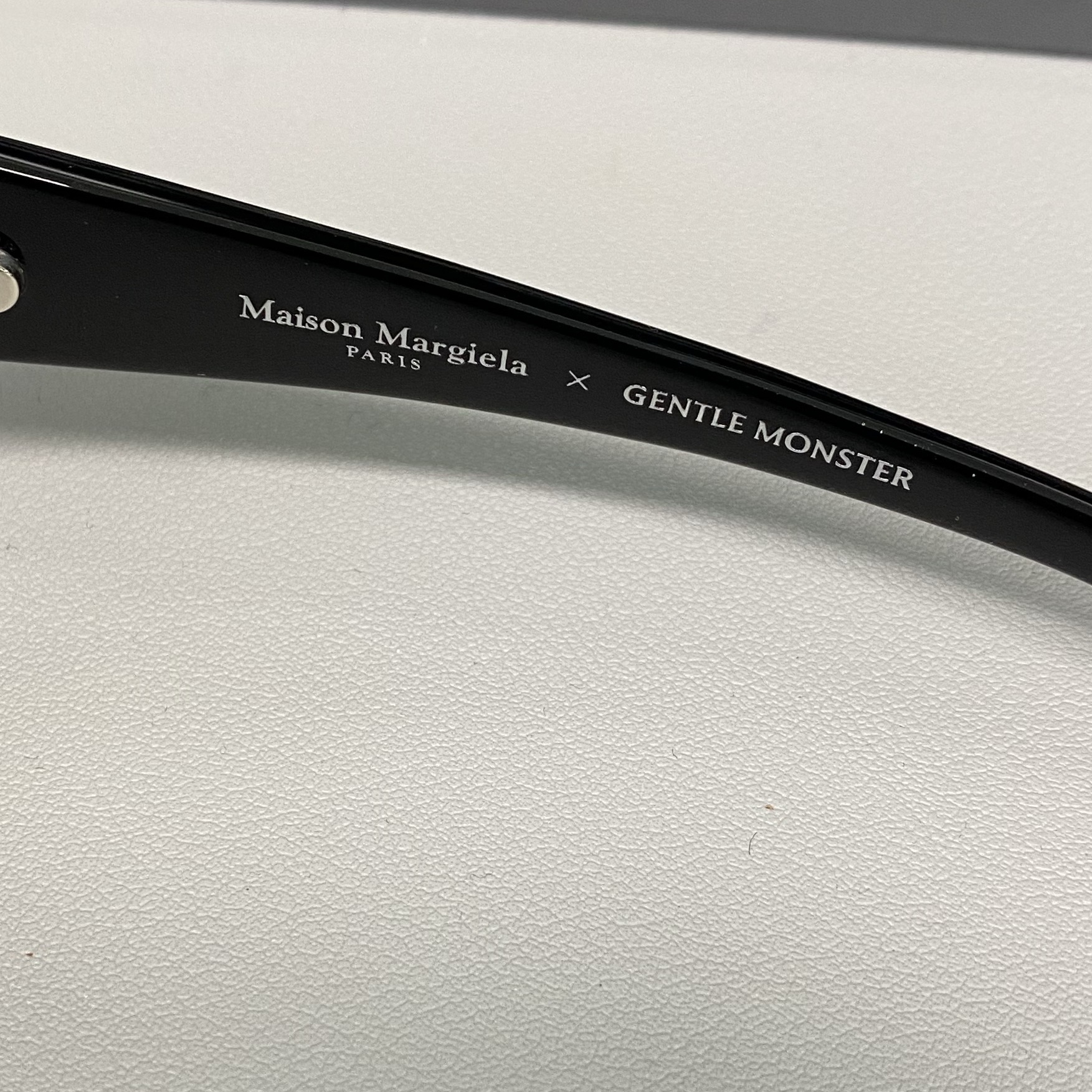 Gentle Monster x Maison Margiela MM104 Black Black 착용 스타일 - 3
