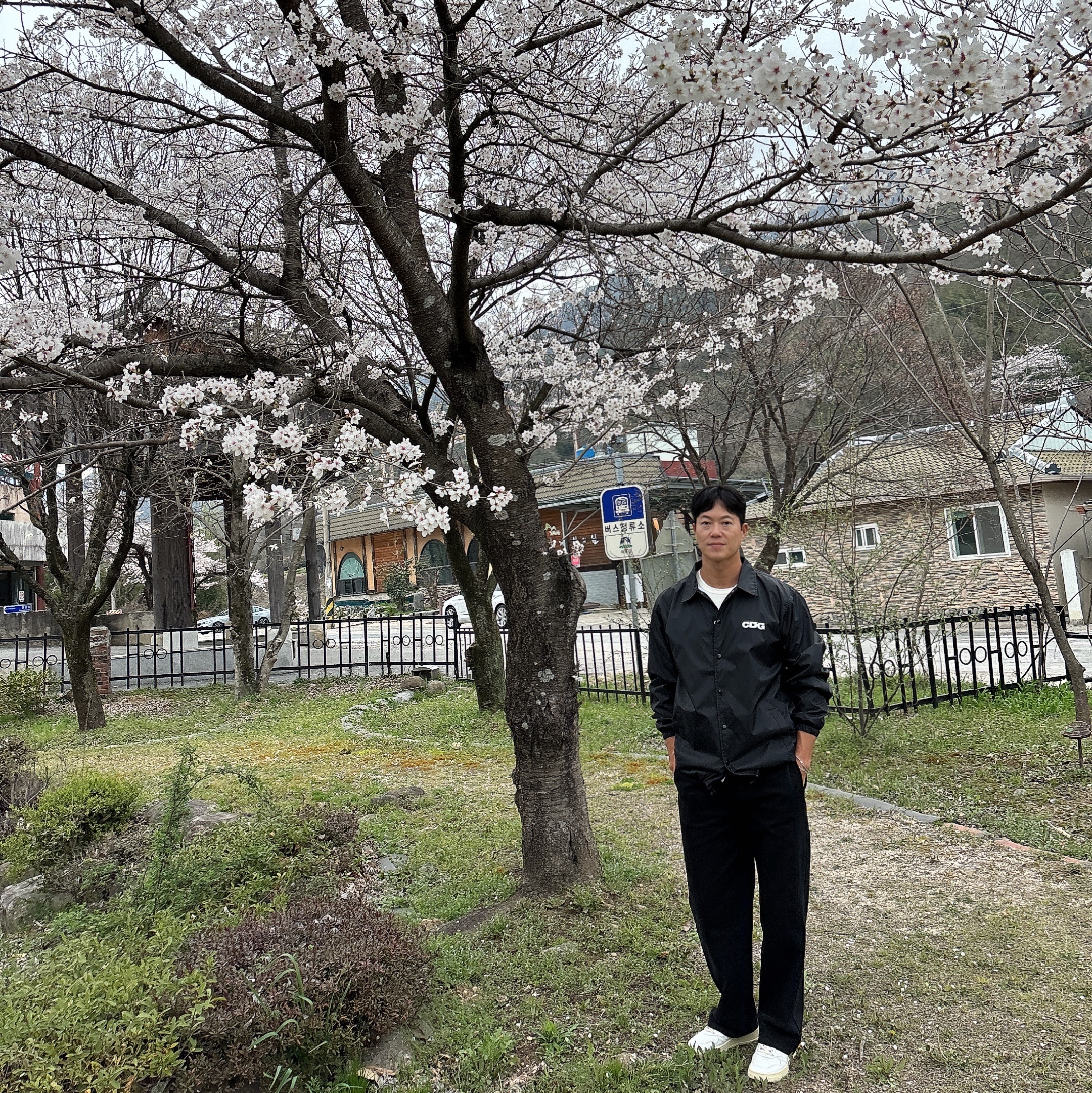 CDG Coach Jacket5 Black 착용 스타일 - 2