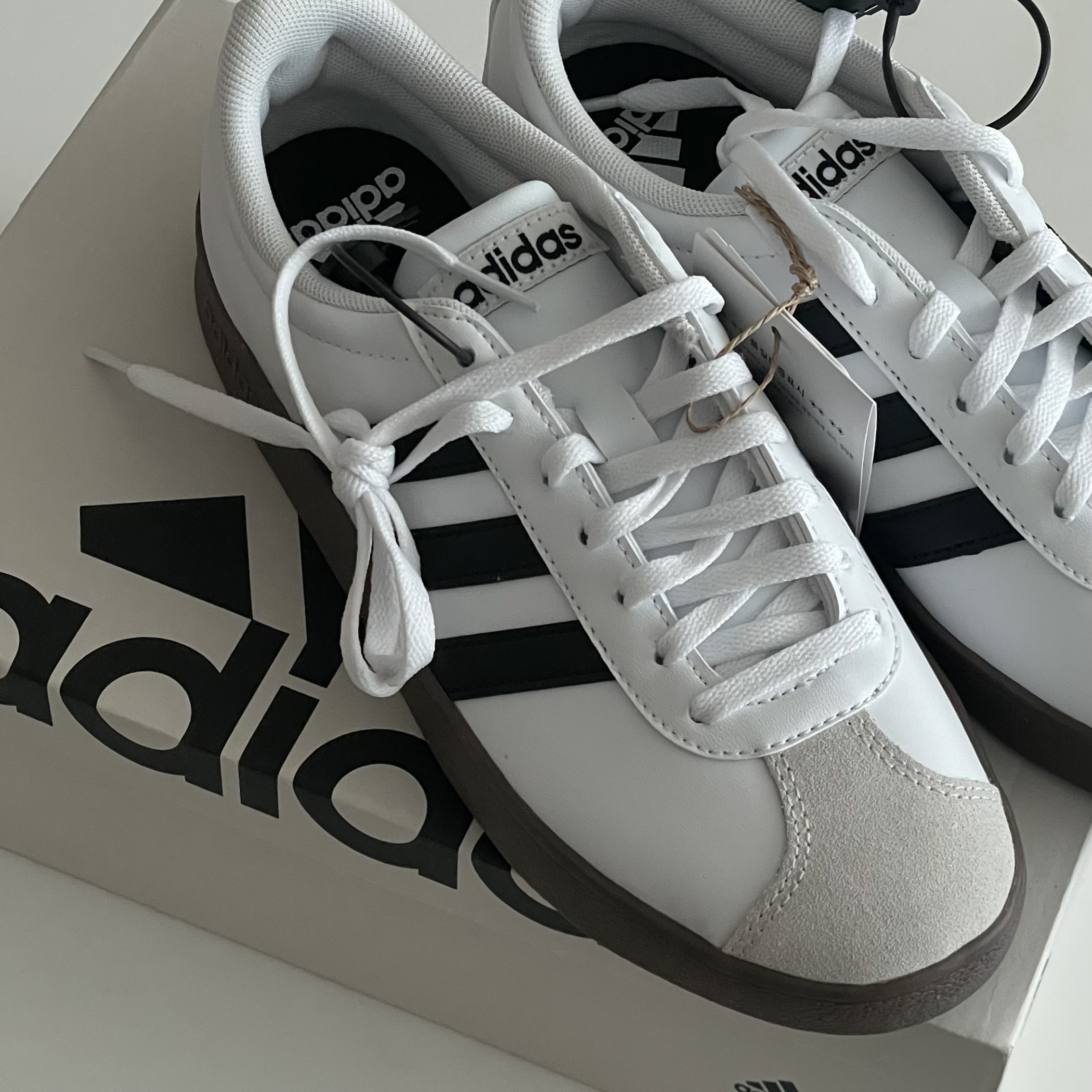 Adidas VL Court Base Cloud White Core Black 착용 스타일