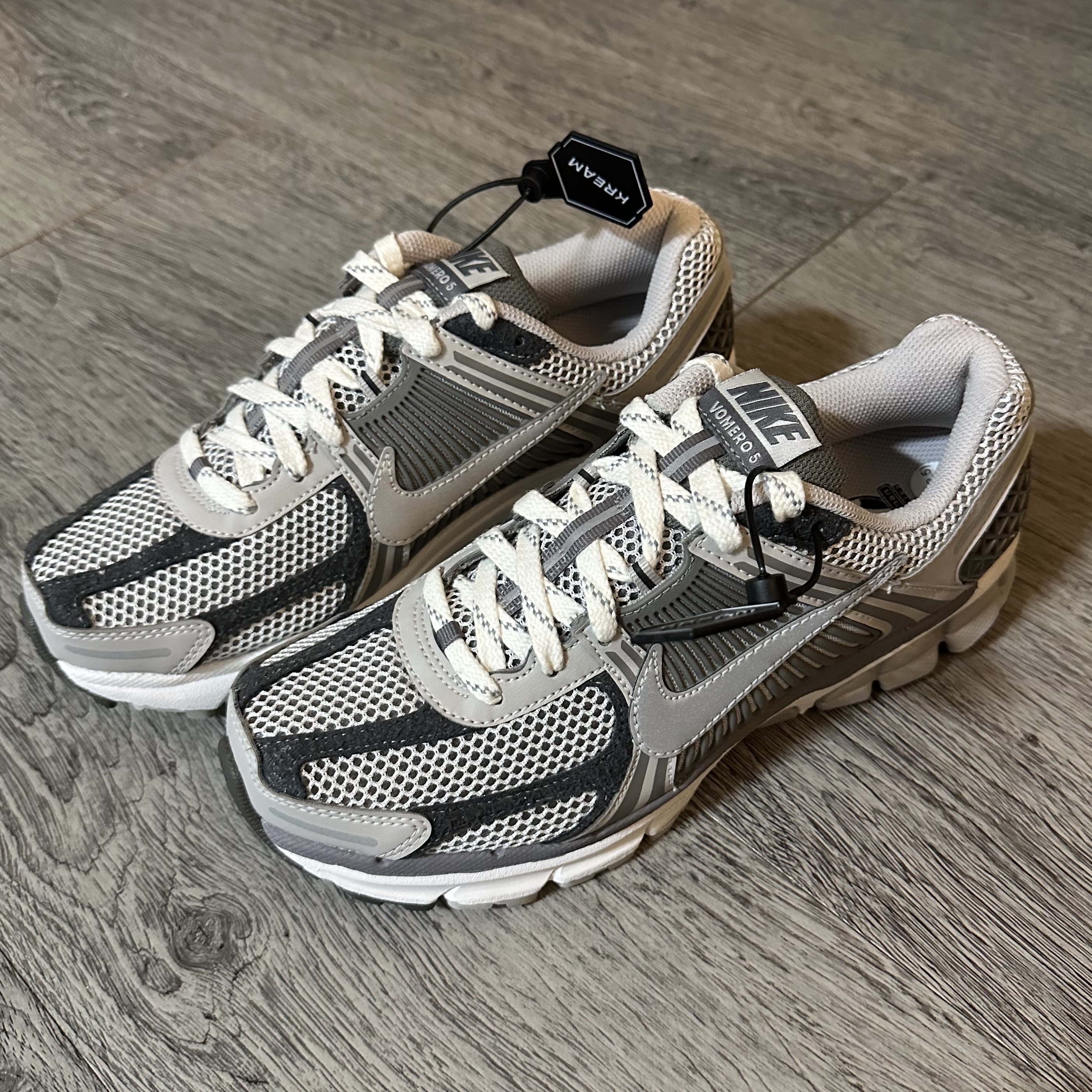 Nike Zoom Vomero 5 PRM Light Iron Ore and Flat Fewter 착용 스타일