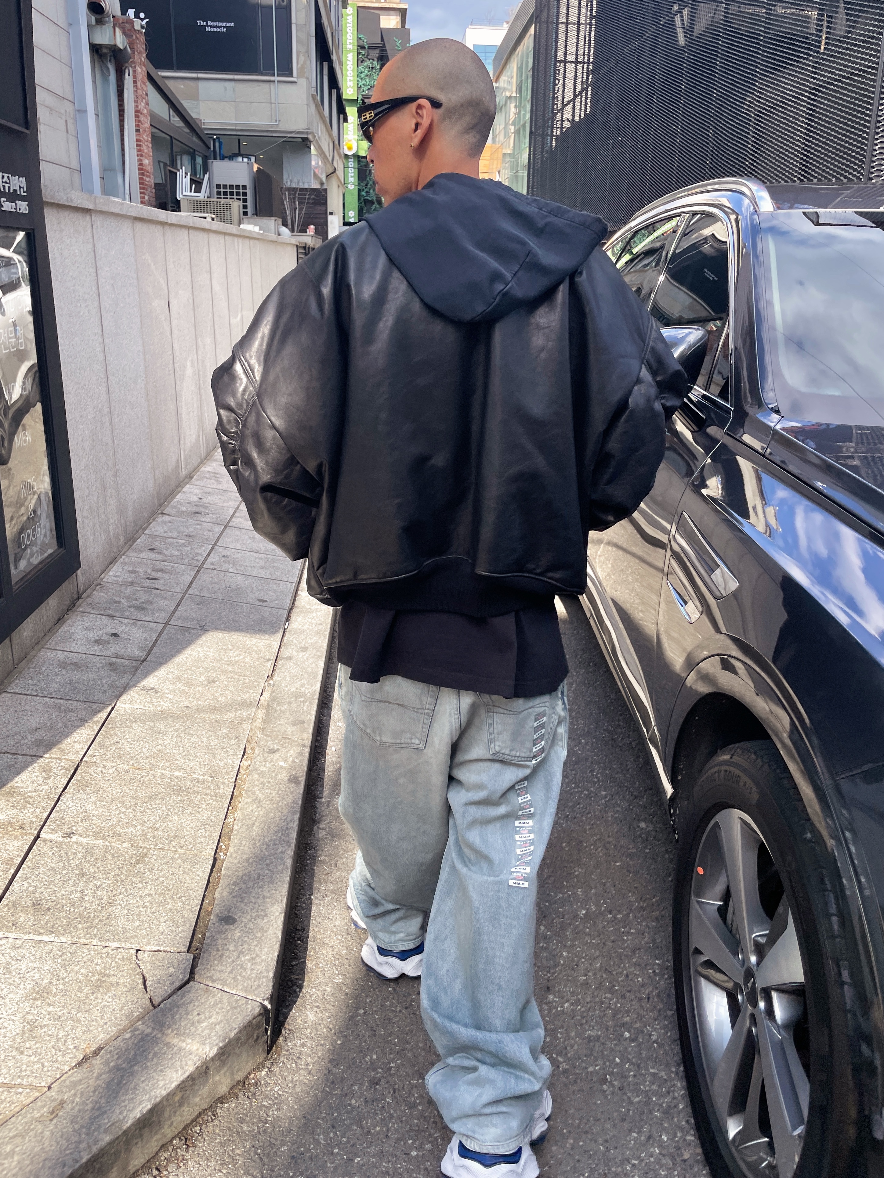 Balenciaga Bomber Black, Balenciaga Denim Size Sticker Baggy Pants in Blue 착용 스타일 - 2