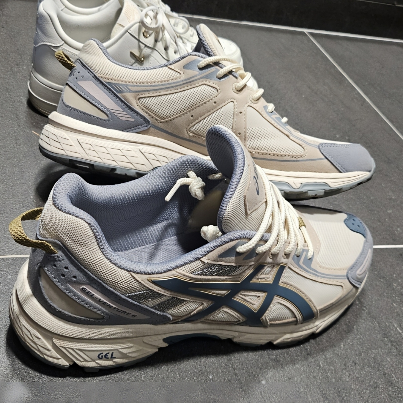 Asics Gel-Kayano 14 Cream Pure Silver, Asics Gel-Kayano Legacy White Black 착용 스타일 - 5