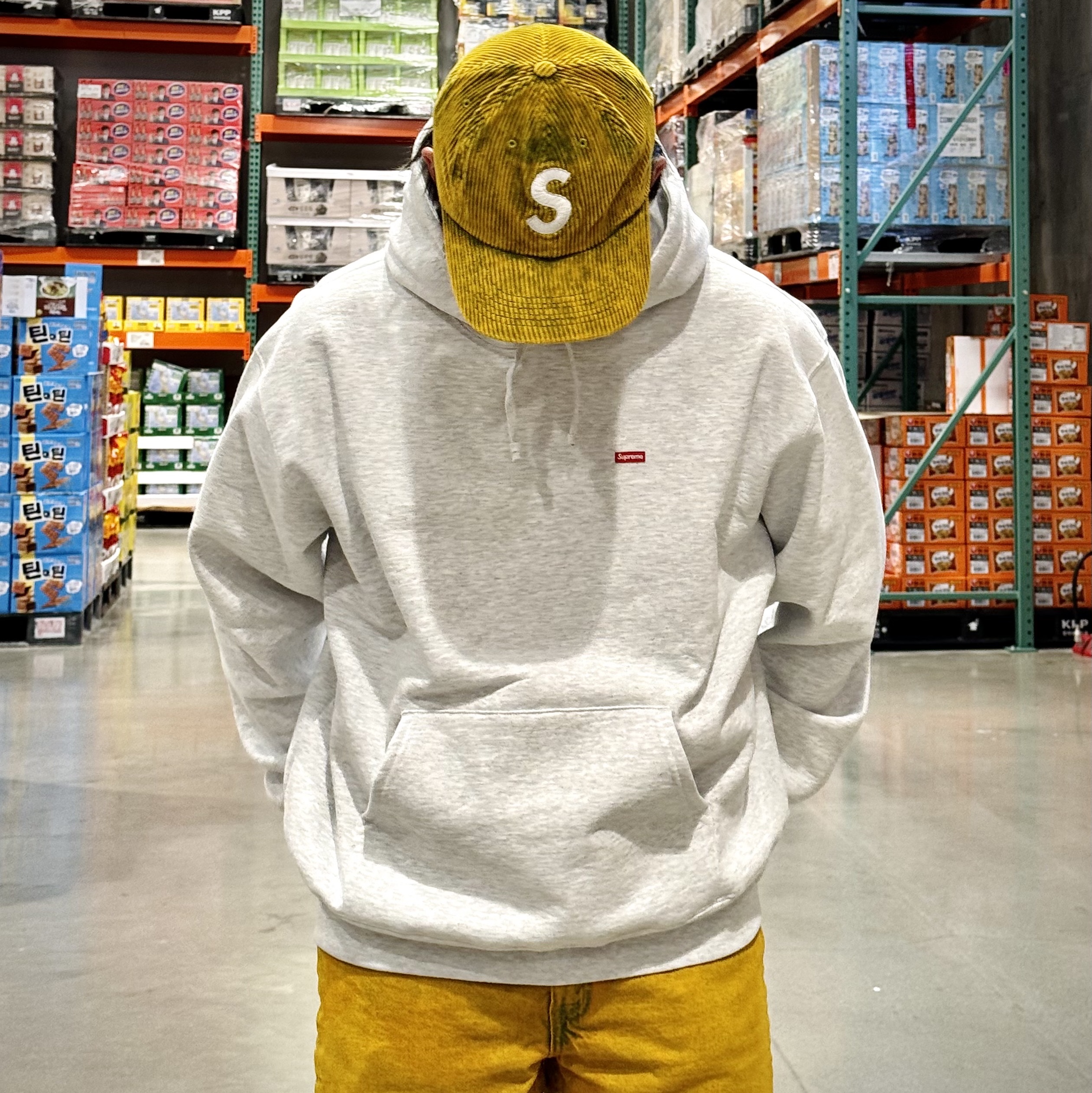 Supreme Contrast Arc Sweater Olive - 24SS, Supreme Pigment 2-Tone Camp Cap Green - 24SS 착용 스타일 - 4