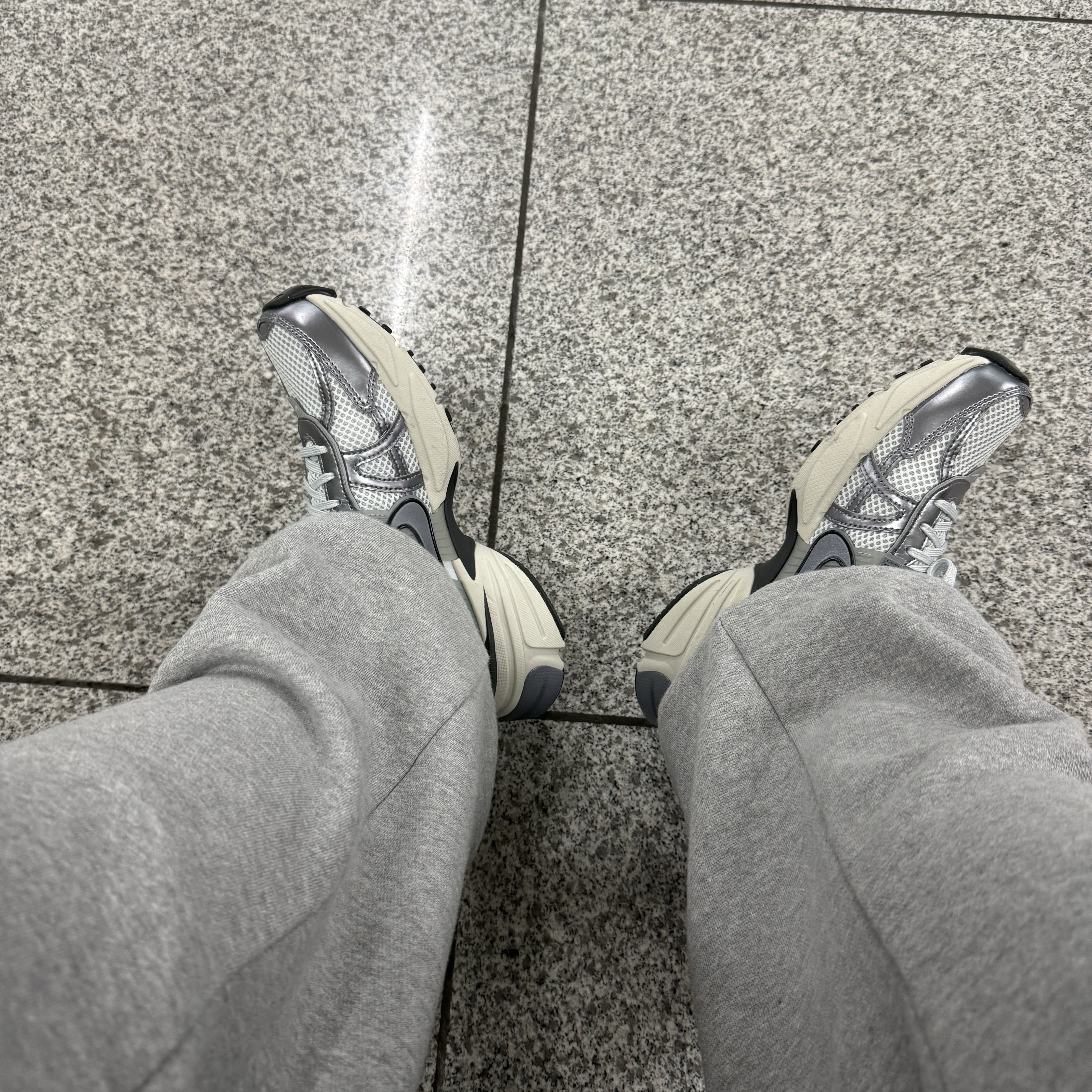 Nike V2K Run Pure Platinum Wolf Grey 착용 스타일