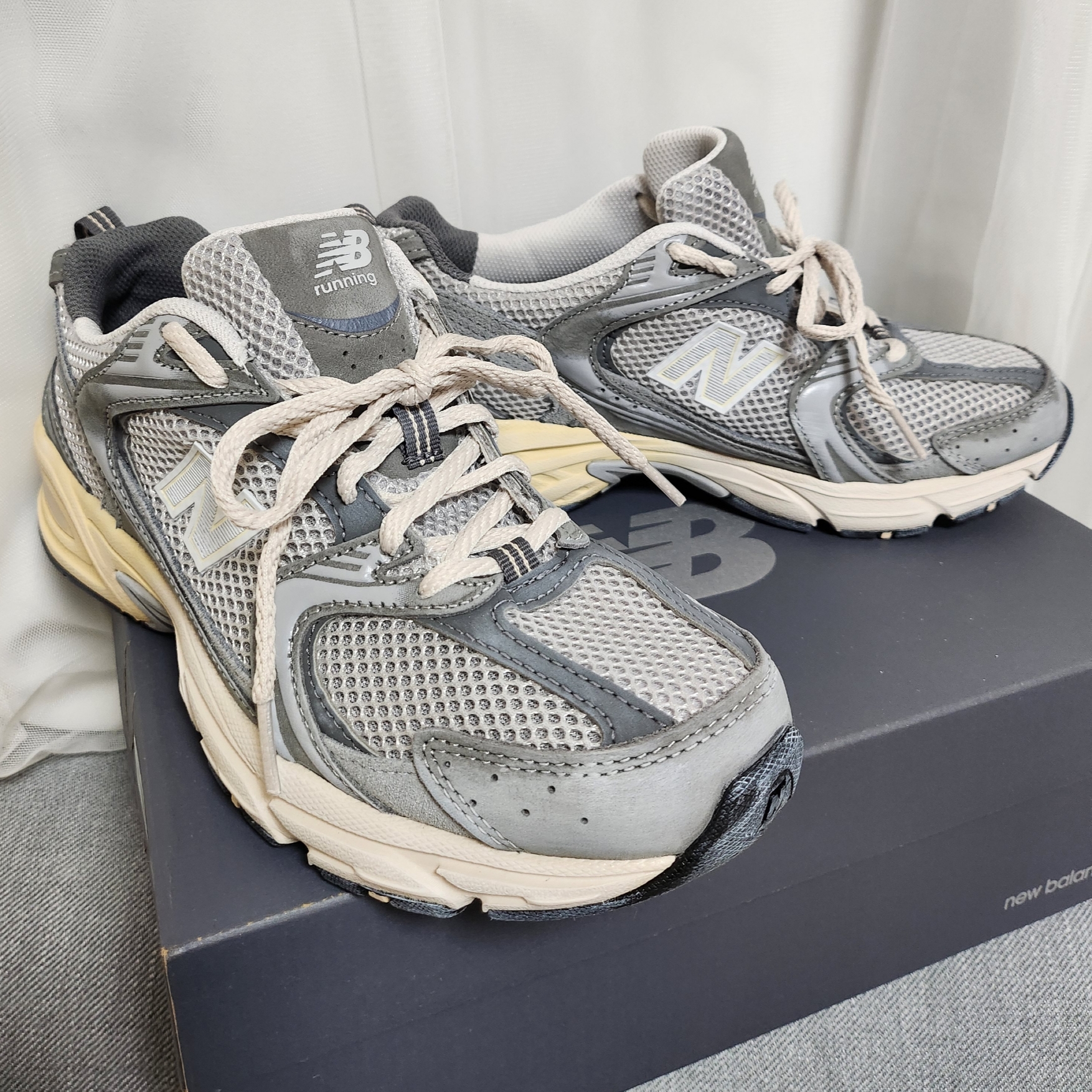 New Balance 530 Premium Vintage Grey Matter 착용 스타일 - 3