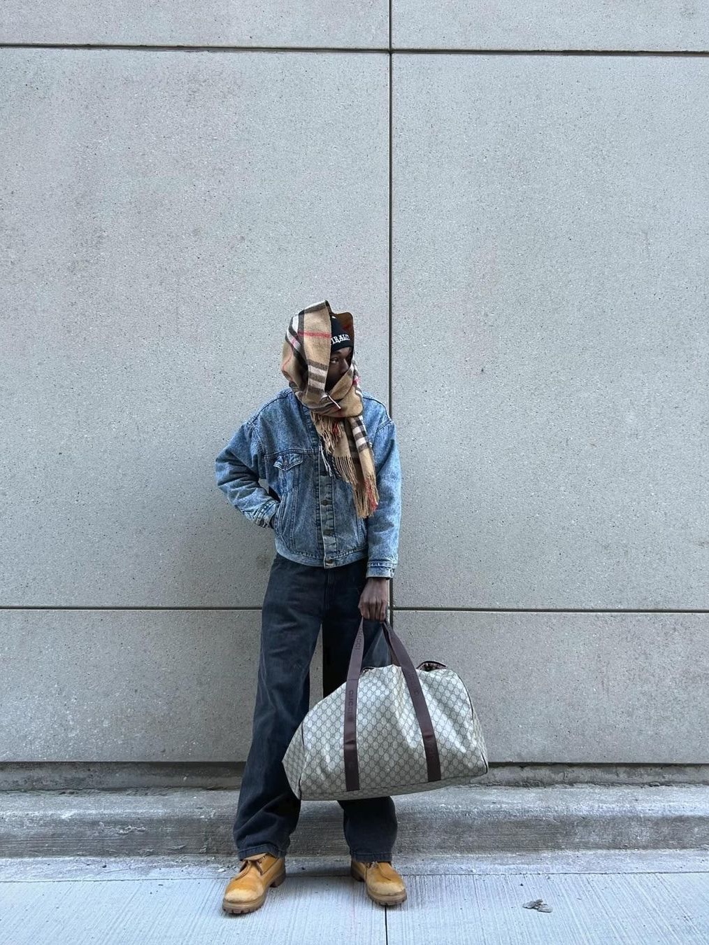 Gucci Large Duffle Bag with Web Beige Ebony Soft GG Supreme, Gucci Savoy Large Duffle Bag Beige Blue GG Supreme 착용 스타일 - 3