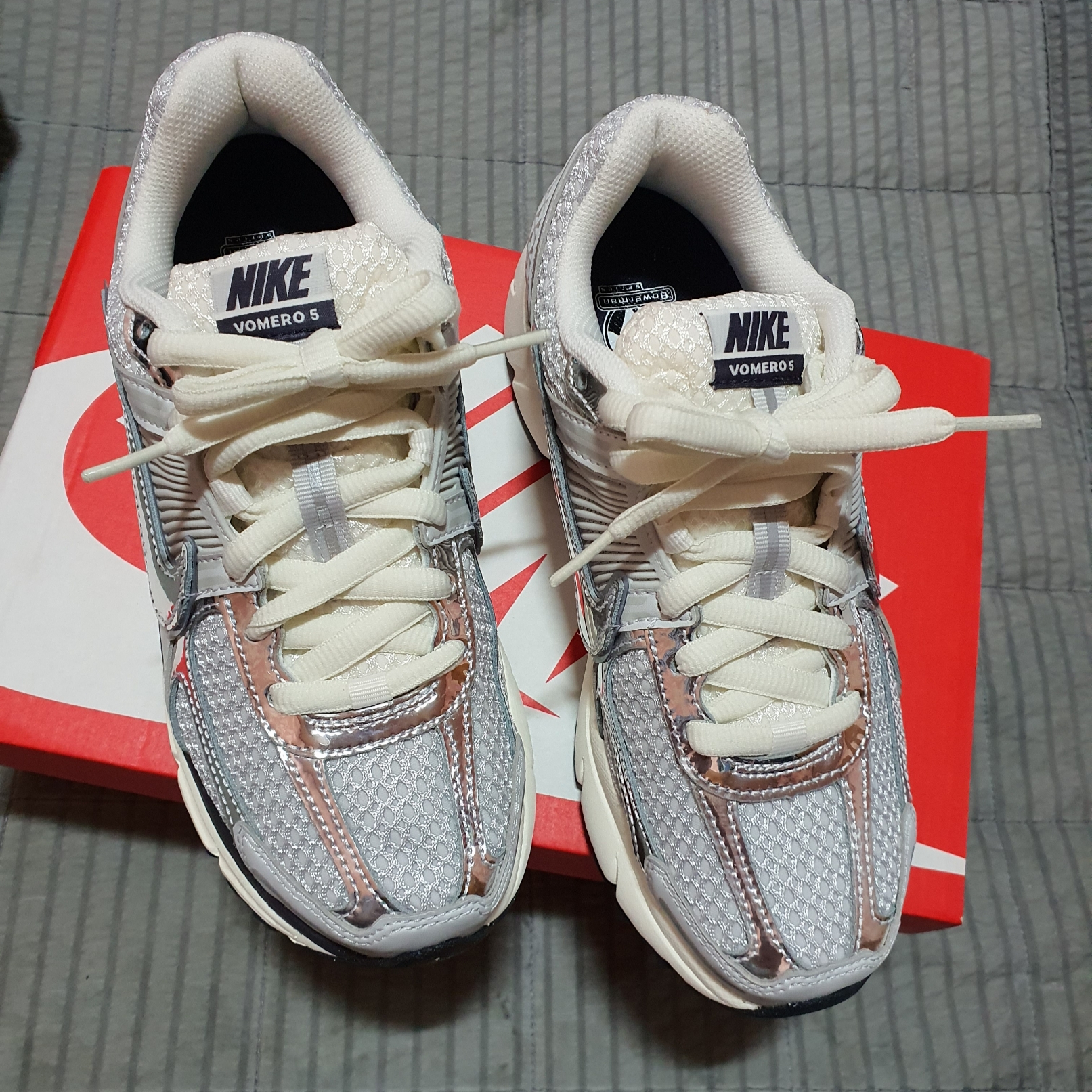(W) Nike Zoom Vomero 5 Photon Dust and Metallic Silver 착용 스타일