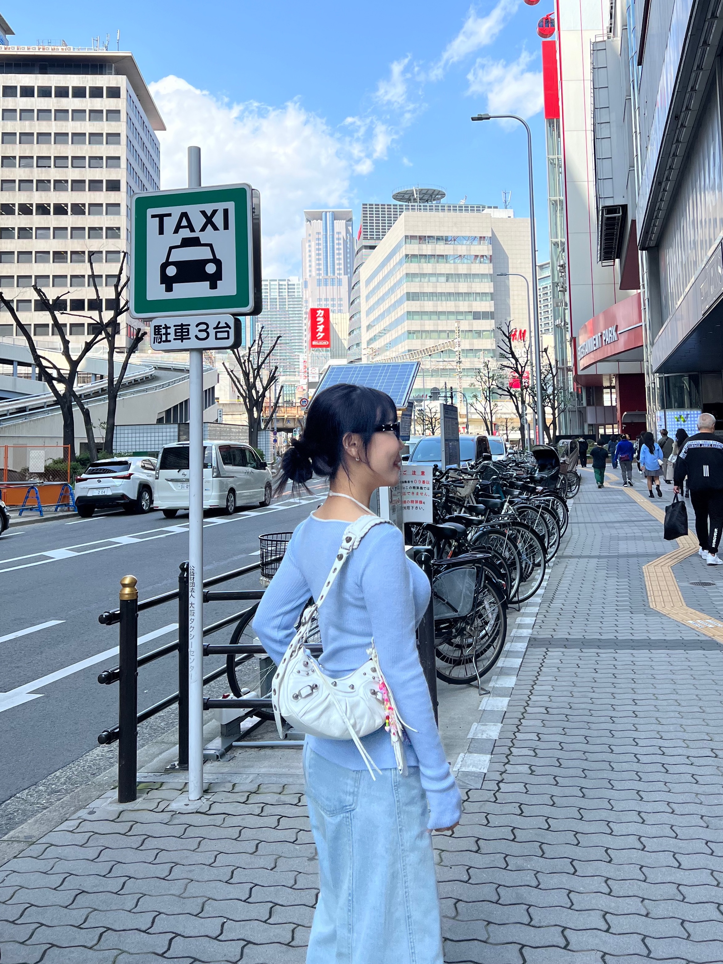 Asics Gel-NYC Cement Grey, Balenciaga Arena Lambskin Le Cagole XS Shoulder Bag White 착용 스타일 - 3