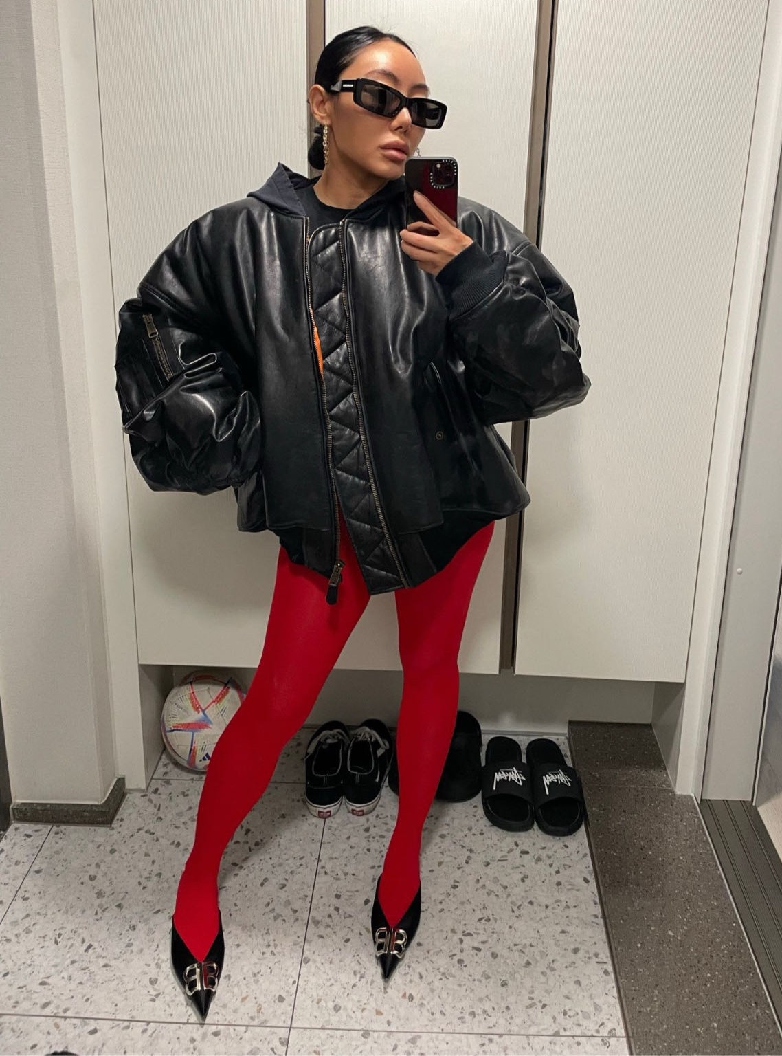 Balenciaga Bomber Black, Balenciaga Denim Size Sticker Baggy Pants in Blue 착용 스타일 - 1