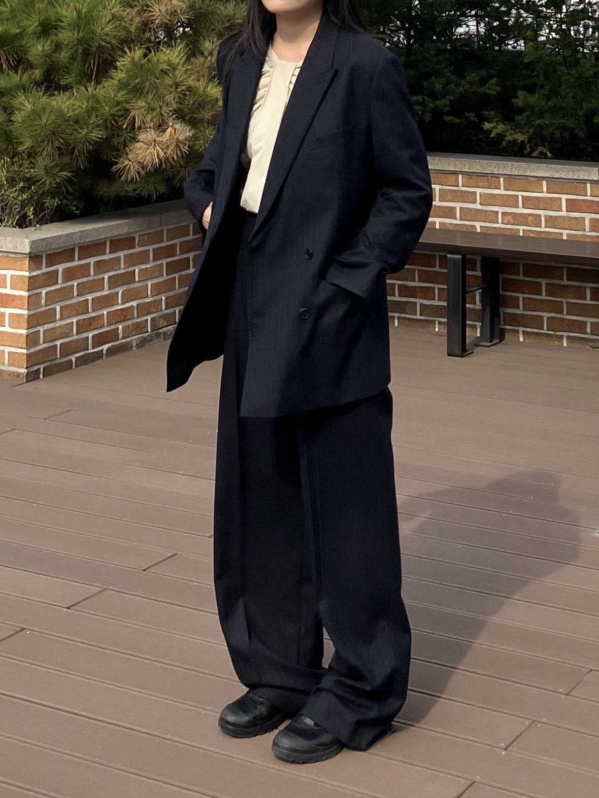 [KREAM 단독] Lhas De Base Relax-Rised Back Tap Pants R Navy Stripe, [KREAM 단독] Lhas De Base Genderless Double Breasted Mens Jacket R Navy Stripe 착용 스타일 - 1