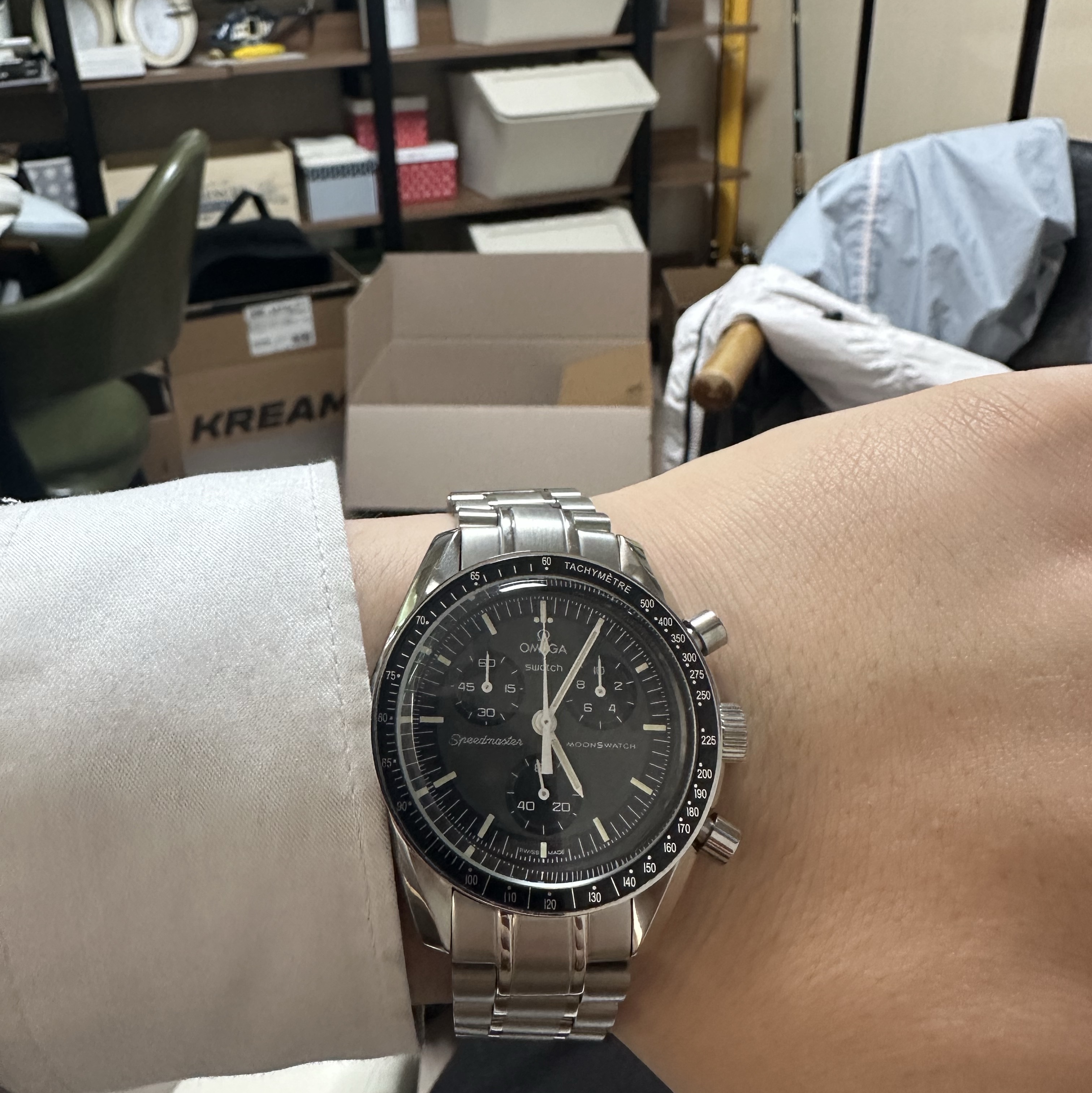 Swatch x Omega Bioceramic MoonSwatch Mission To Mercury, Omega Speedmaster Moonwatch Professional Co Axial Master Chronometer Chronograph Steel Black (Transparent Caseback Ver.) 착용 스타일