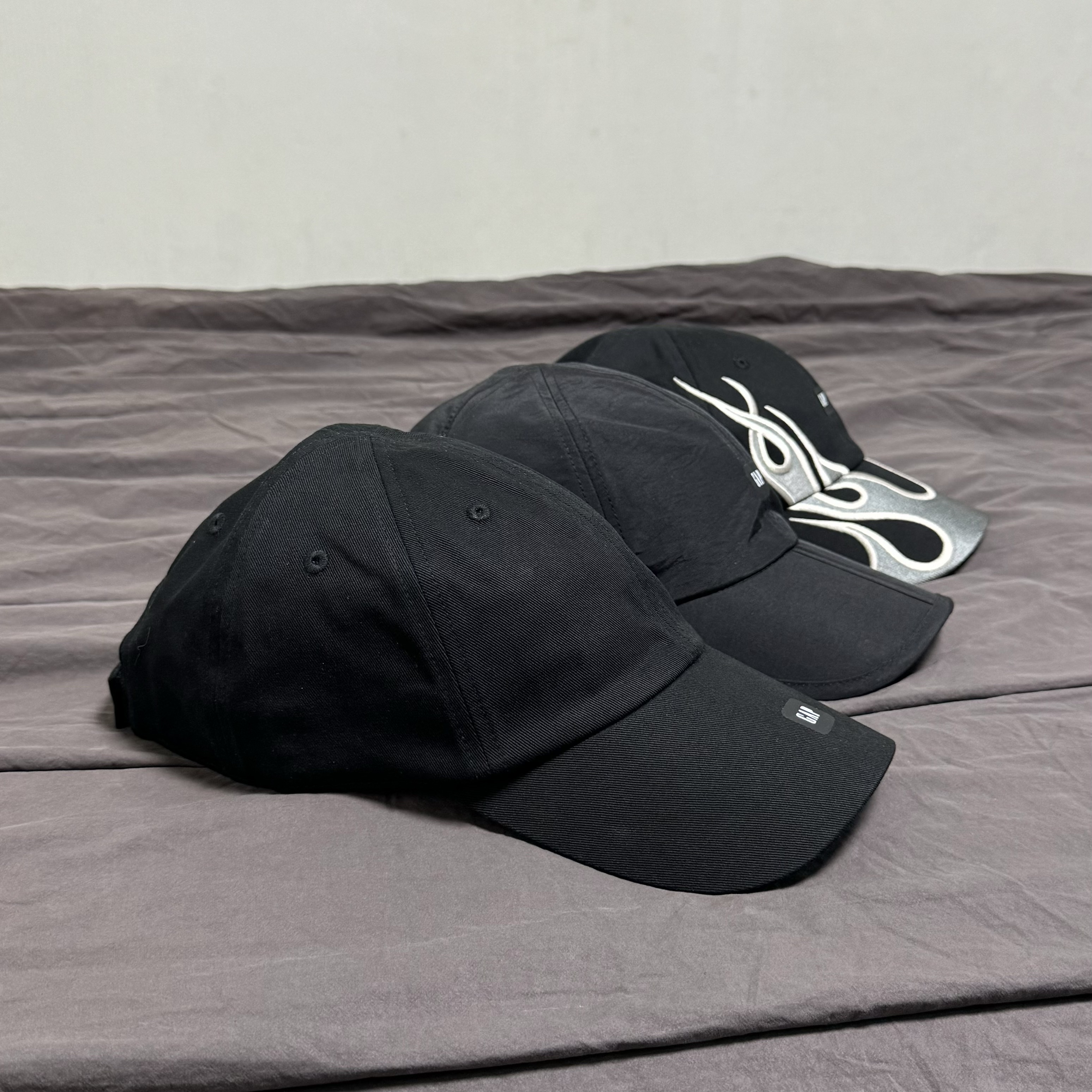 Yeezy Gap Engineered By Balenciaga Foldable Cap Black, Yeezy Gap Engineered By Balenciaga Logo Cap Black 착용 스타일 - 1