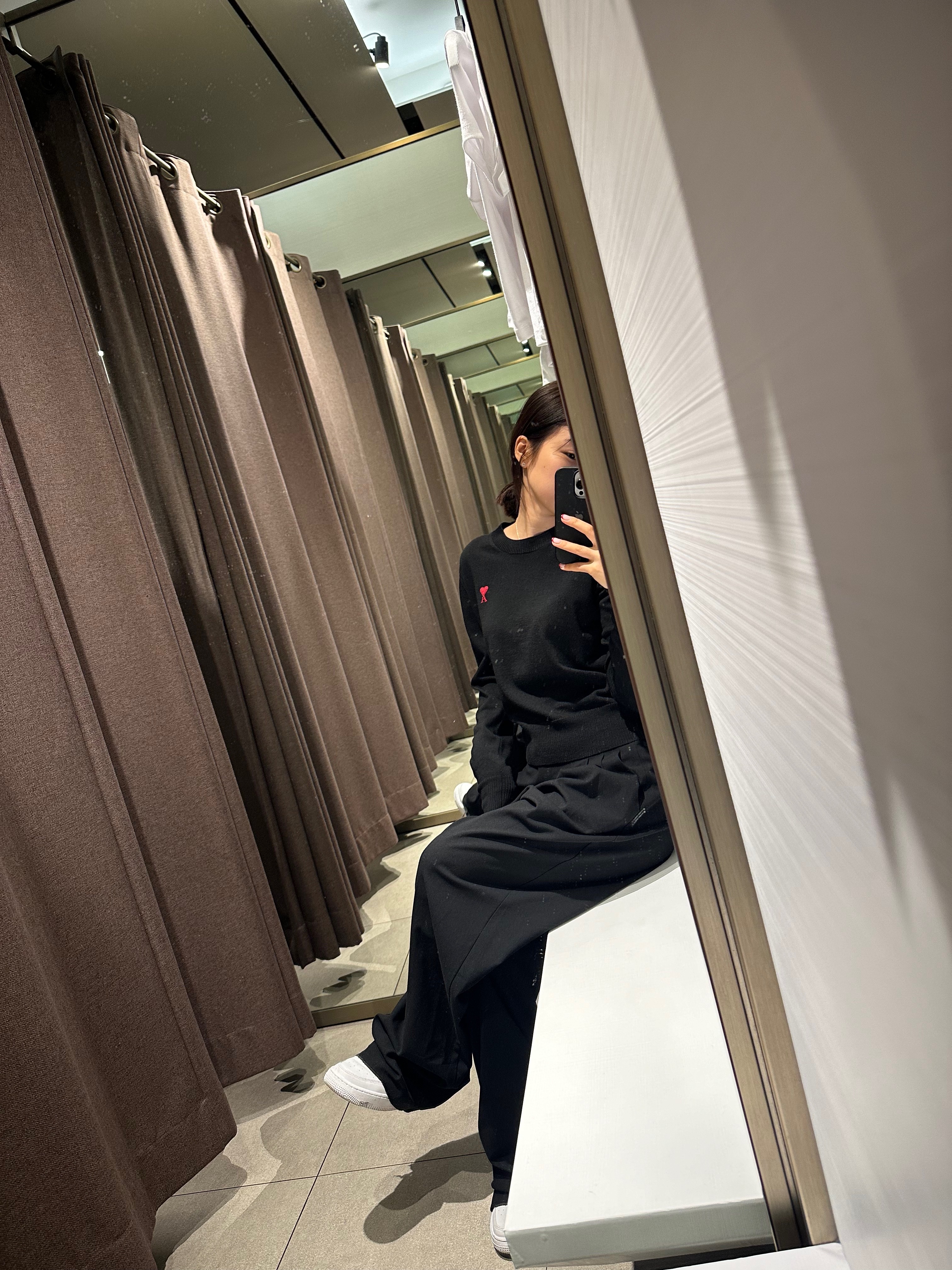 (W) AMI De Coeur Sweater Black Red, (GS) Nike Air Force 1 LE White 착용 스타일