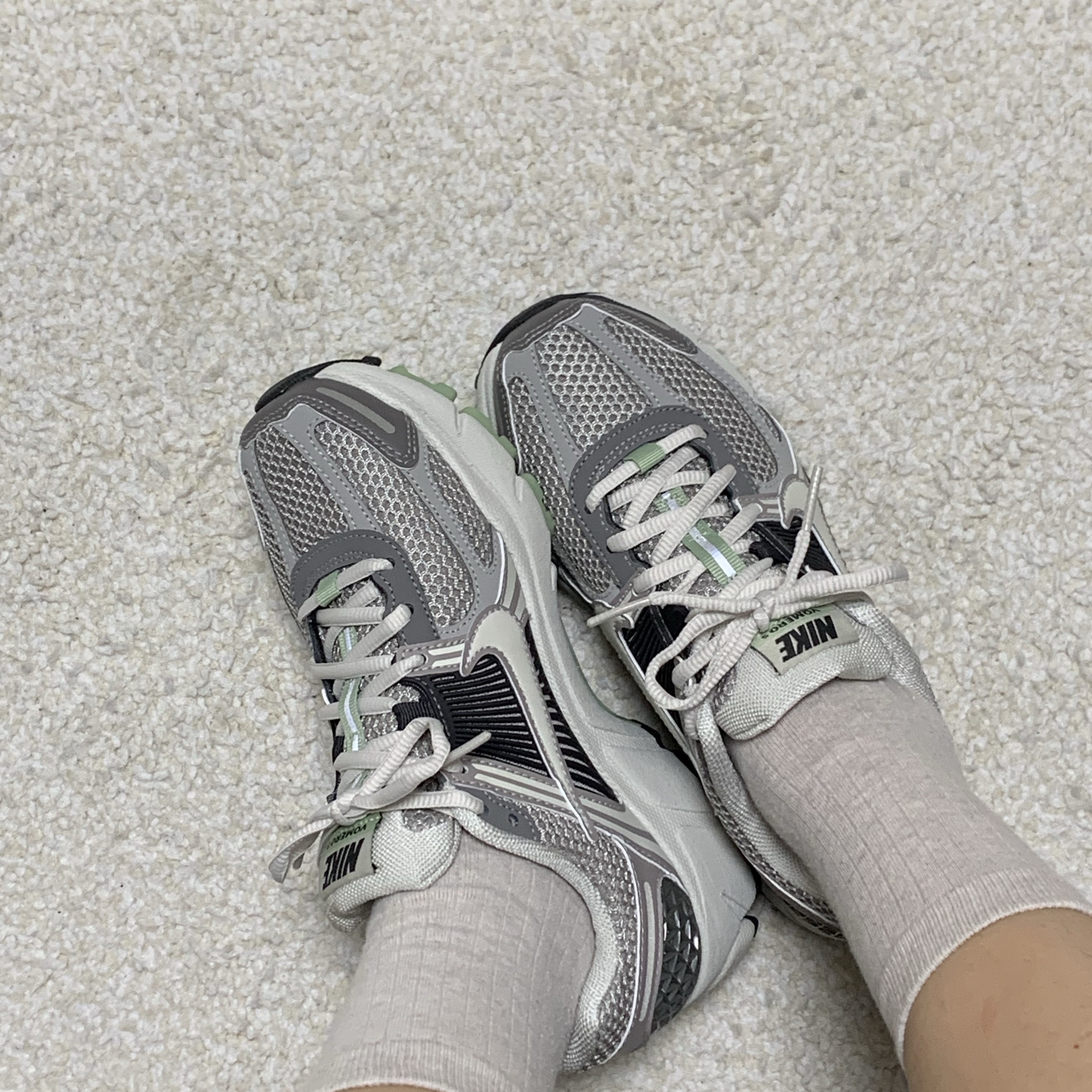 (W) Nike Zoom Vomero 5 Cobblestone and Flat Pewter 착용 스타일 - 1