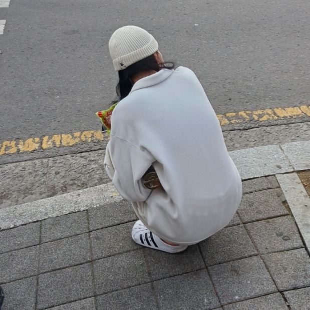 Adidas Adilette Clog White Black 착용 스타일 - 1