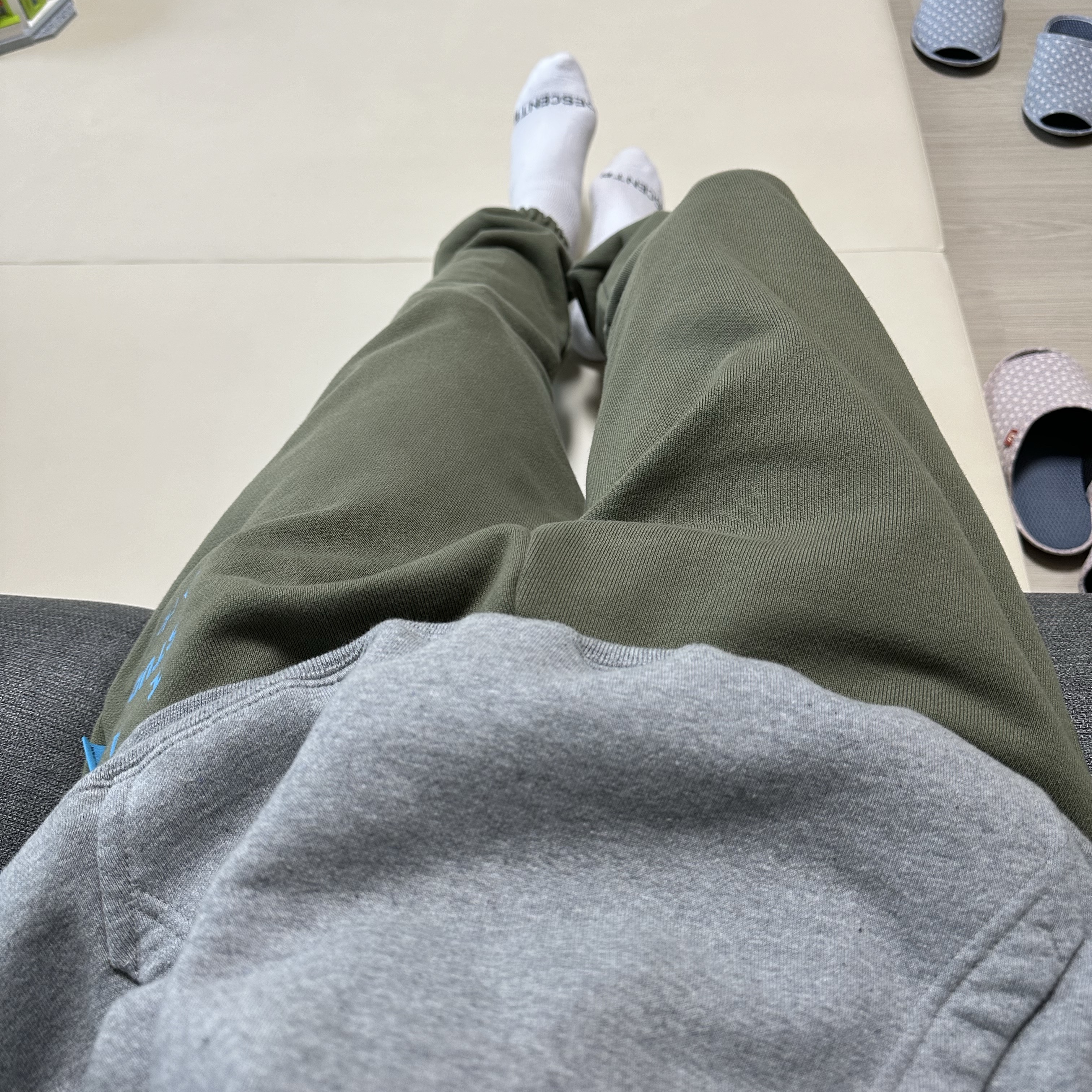 IAB Studio x Helinox Sweatpants Leaf Green, Nike x Stussy NRG RA Pullover Hoodie Dark Grey Heather (DJ9488-063) 착용 스타일