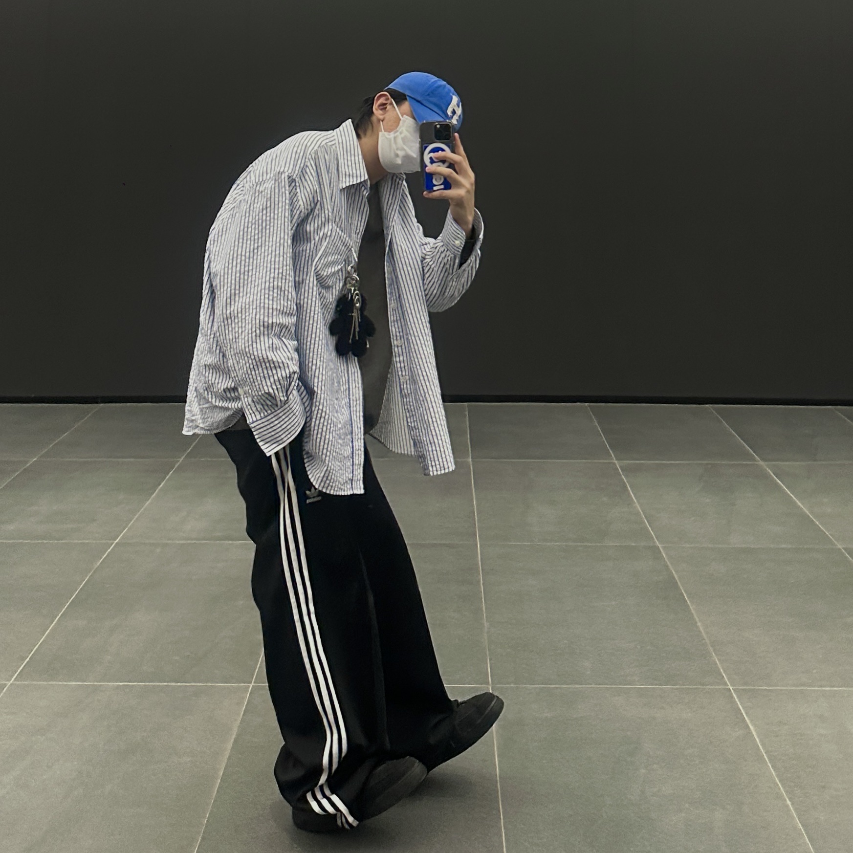 Our Legacy Borrowed BD Shirt White Blue Crinkled Stripe, Nike x Stussy Air Force 1 Low Triple Black 착용 스타일 - 1