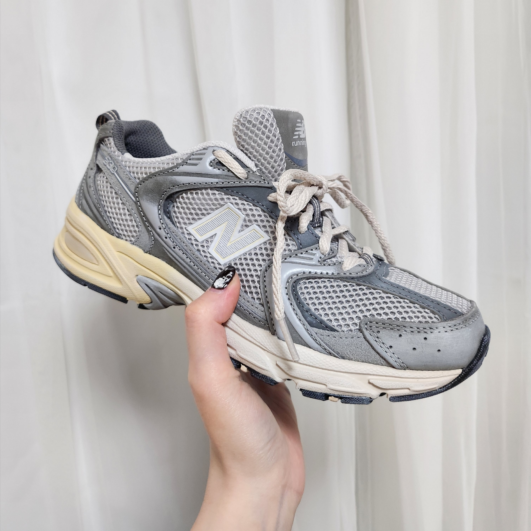 New Balance 530 Premium Vintage Grey Matter 착용 스타일 - 2