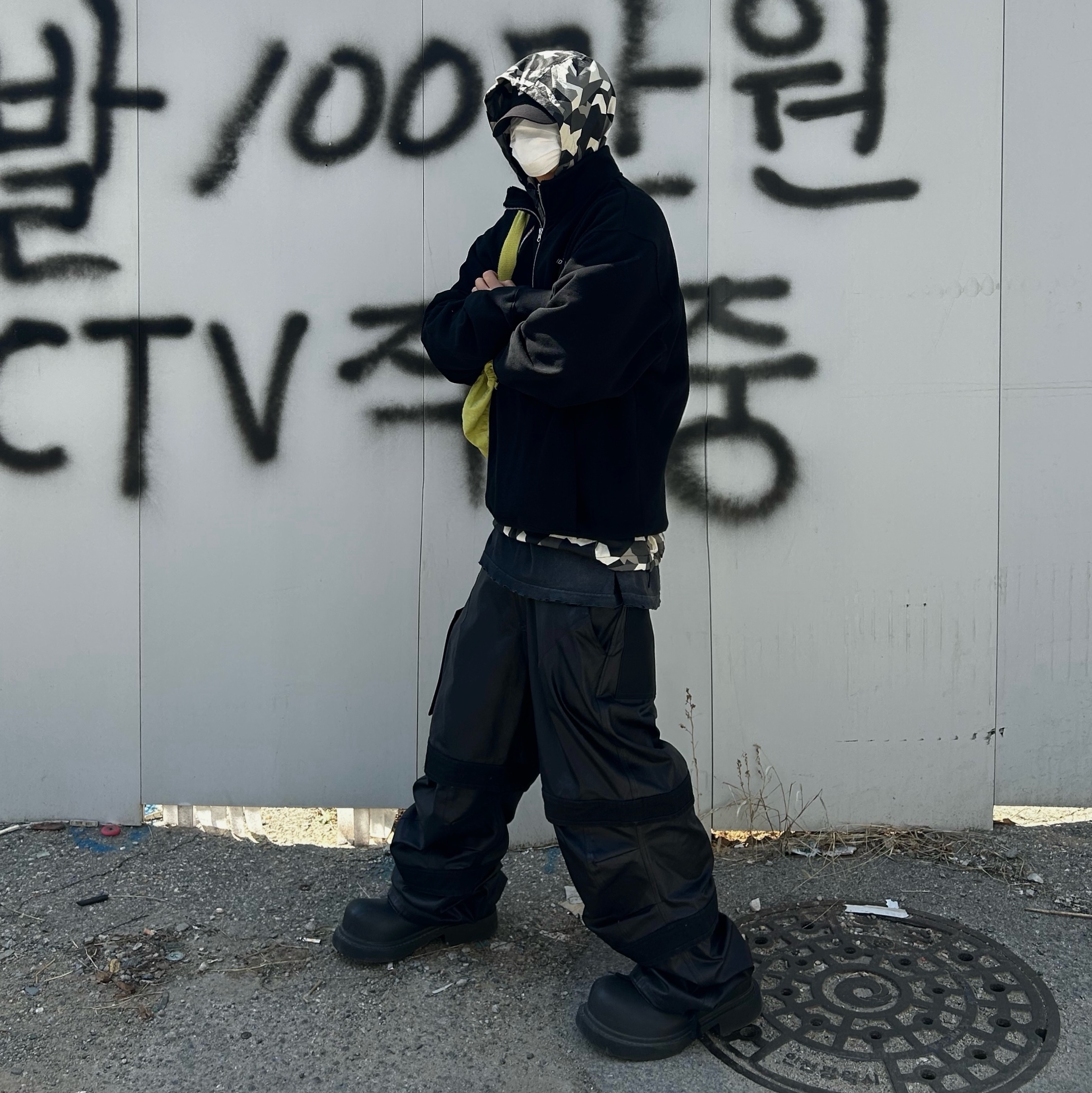 Farfromwhat Far Layered Work Pants Coated Black, Balenciaga Steroid Derby Black 착용 스타일 - 1